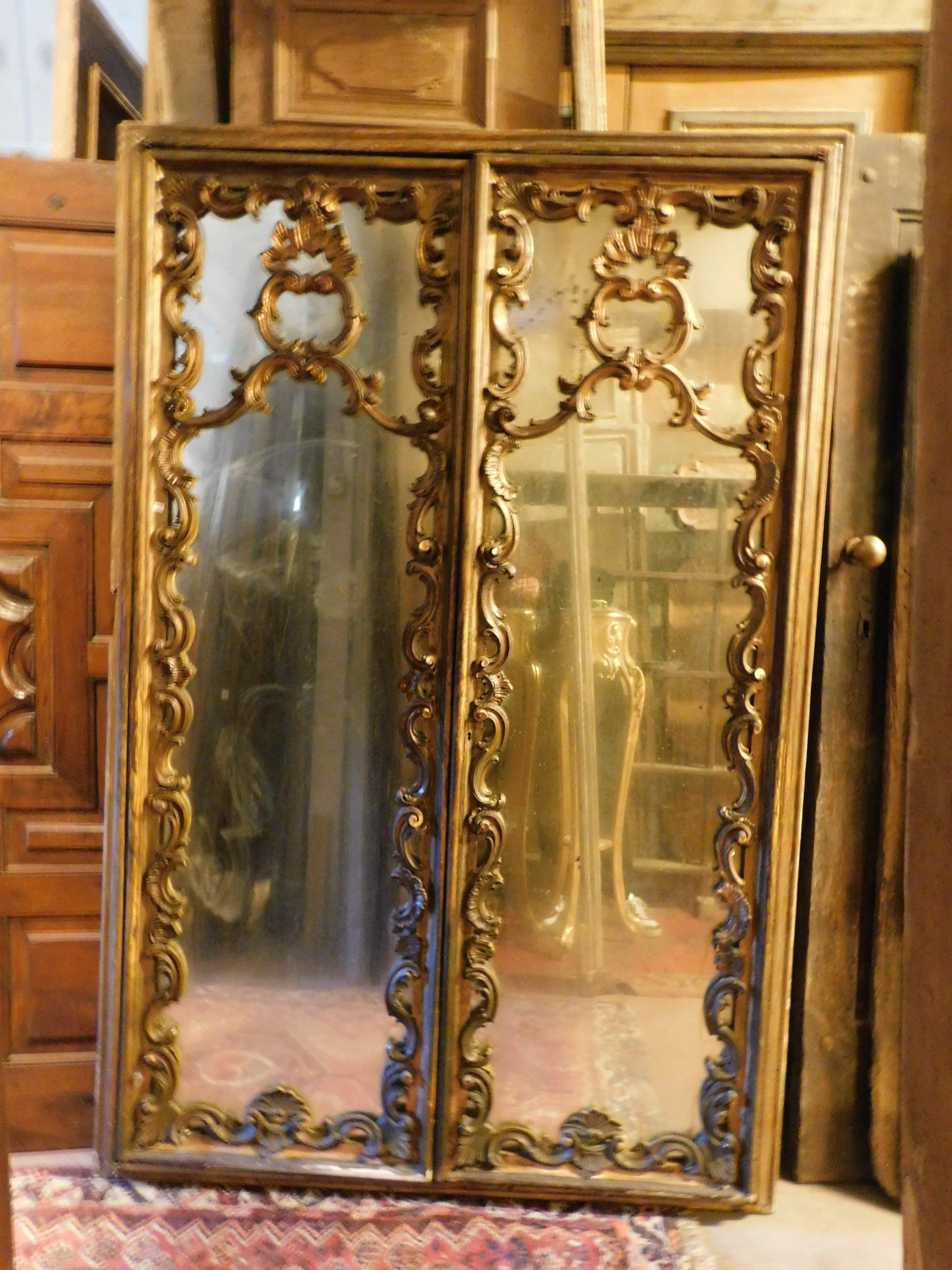 Armario de pared, placado de madera lacada y dorada con 2 alas de espejo, Francia Francés en venta