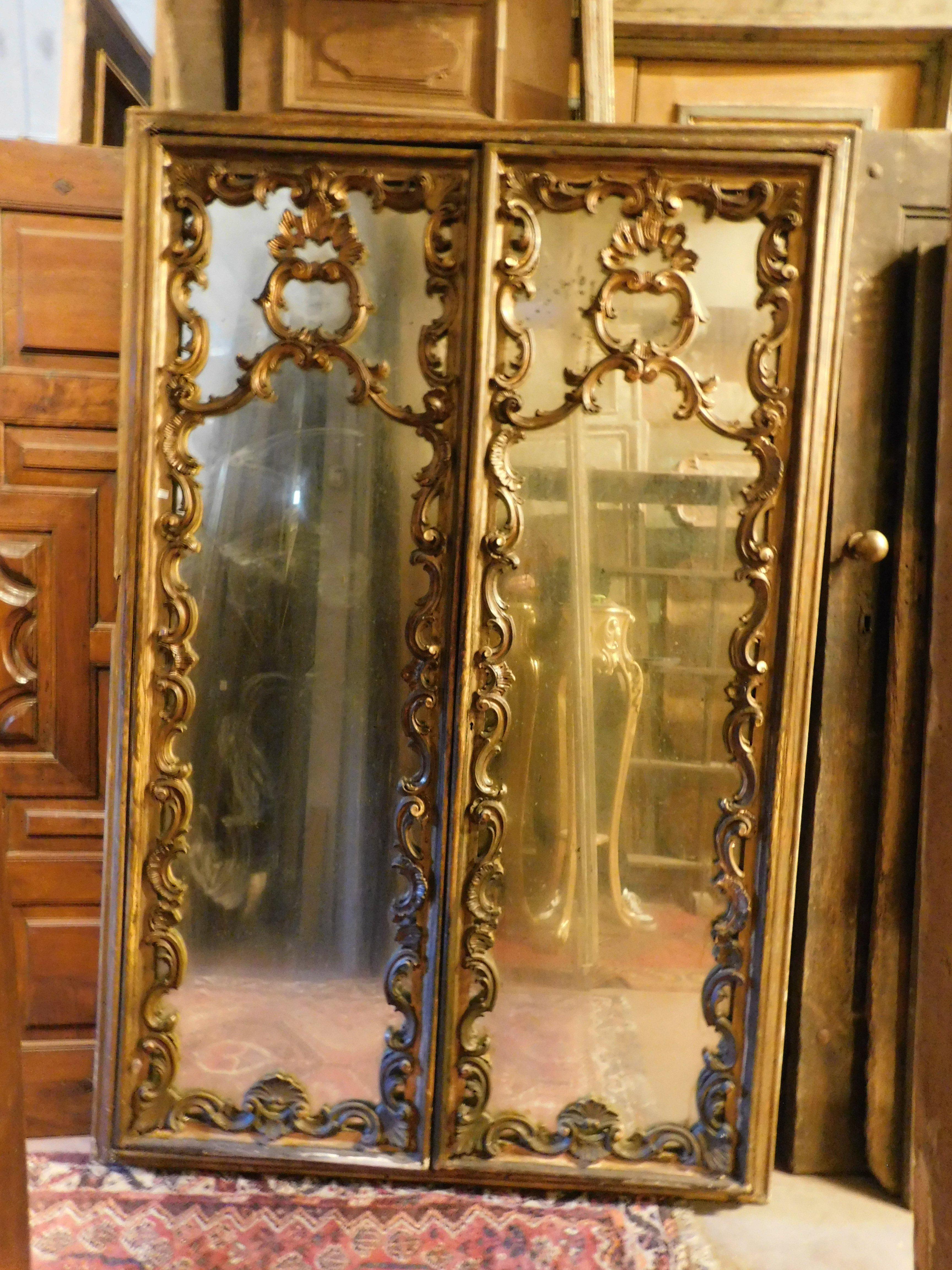 Armario de pared, placado de madera lacada y dorada con 2 alas de espejo, Francia Tallado a mano en venta
