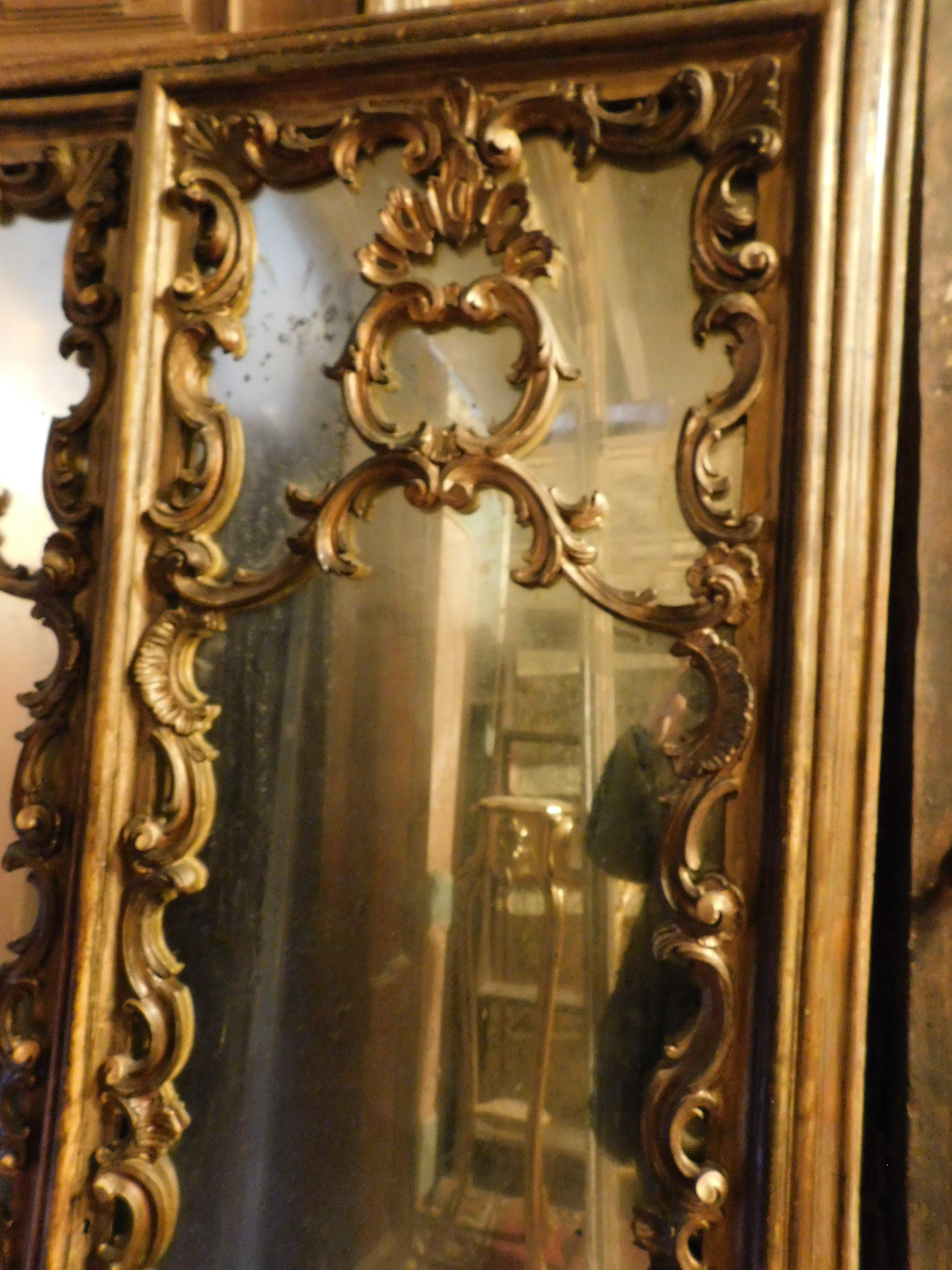 Armario de pared, placado de madera lacada y dorada con 2 alas de espejo, Francia siglo XVIII y antes en venta