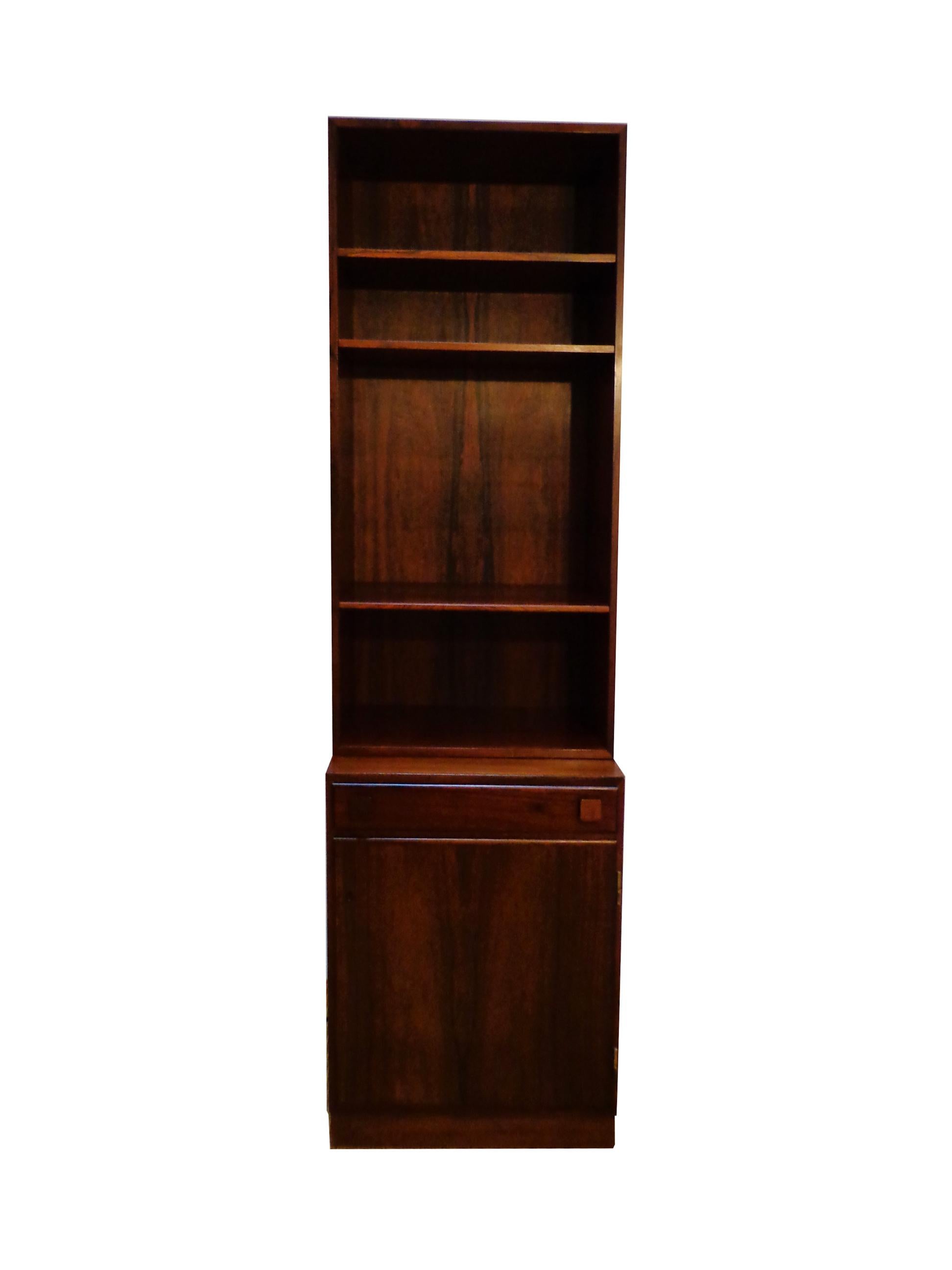 Wall cabinet of rosewood designed by Takashi Okamura and Erik Marquardsen, consisting base cabinet with door and shelves inside. Original key included.
Manufactured by O. Bank Larsen Møbelfabrik. Signed with paper makers plaquette.