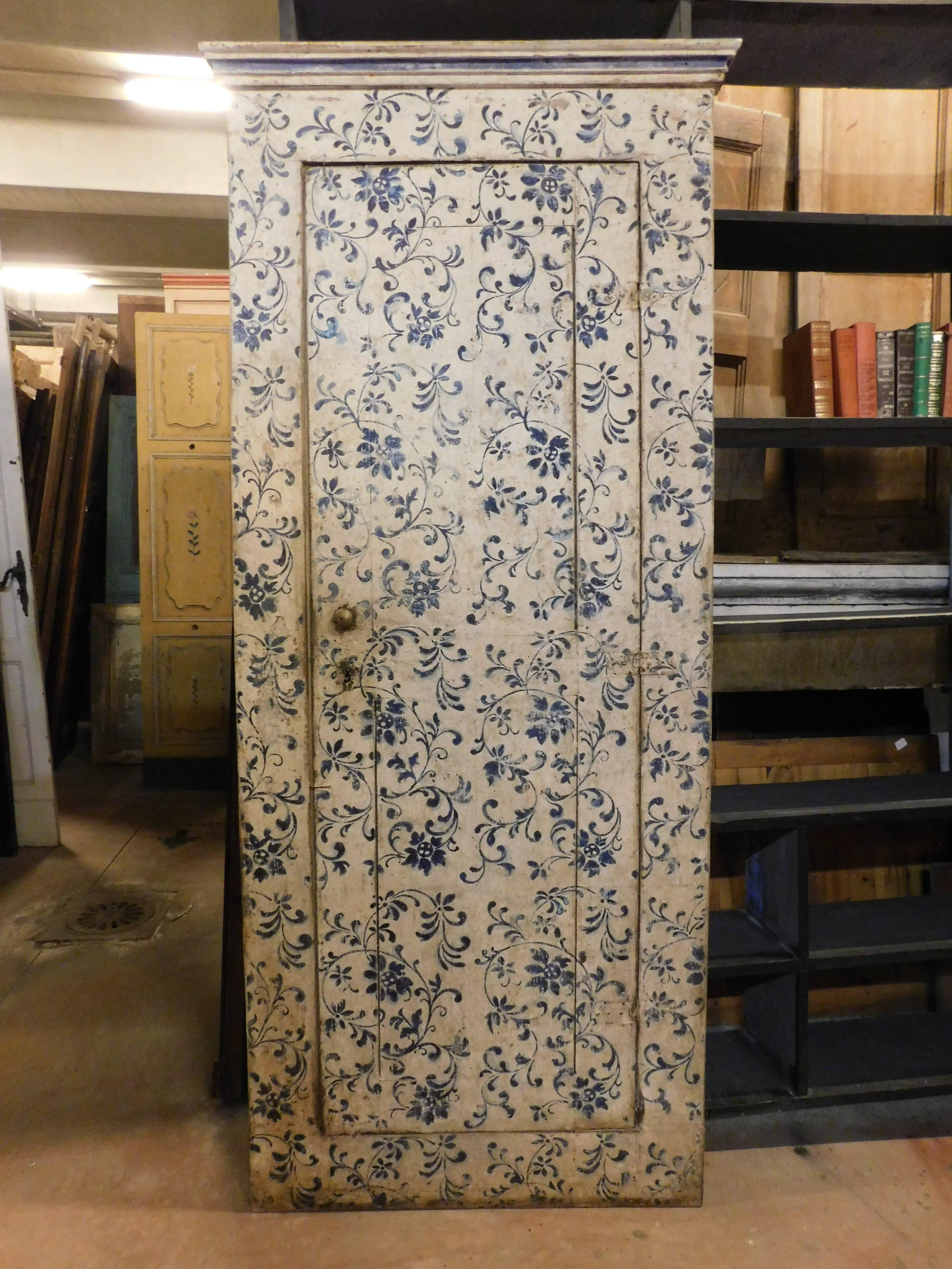 Armario de pared antiguo, placa de madera pintada, armario pintado a mano con una textura de fondo blanco con flores azules, típica de la tapicería de la época.
puerta con apertura abatible a la derecha. original del siglo xix. Origen: Norte de