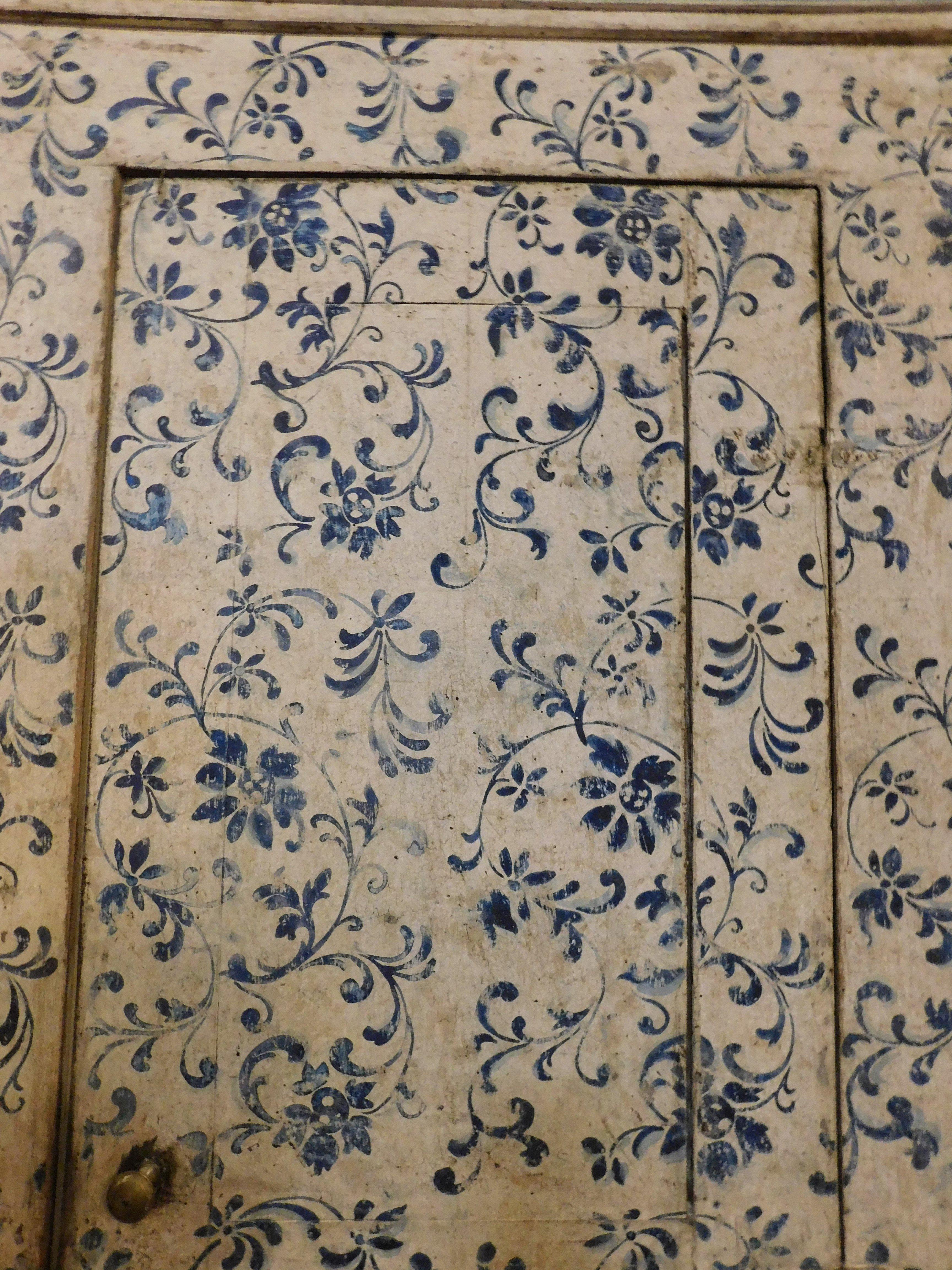 Armario de pared, placard de madera pintada, armario, blanco con flores azules, Italia Italiano en venta