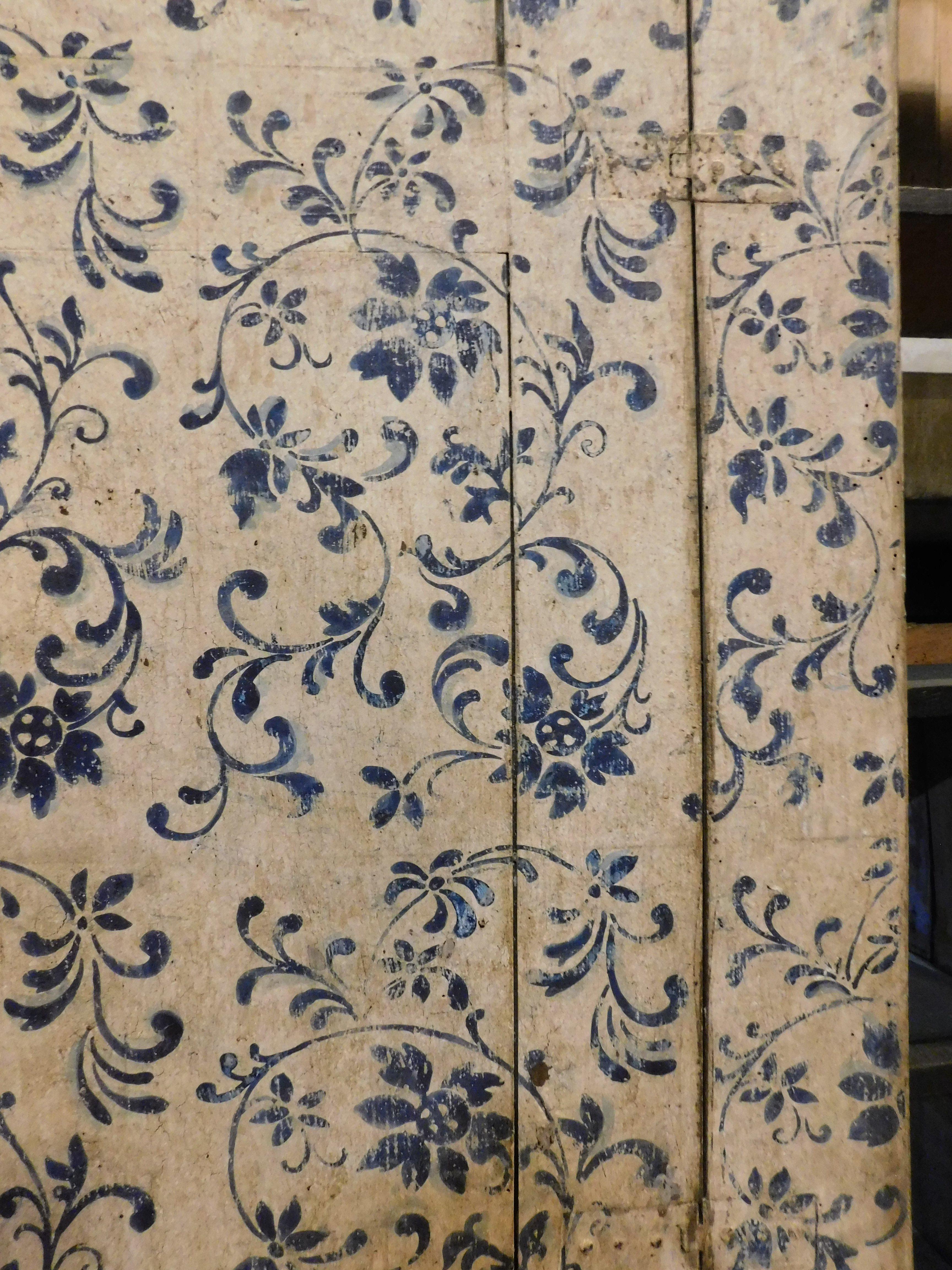 Armario de pared, placard de madera pintada, armario, blanco con flores azules, Italia Pintado a mano en venta