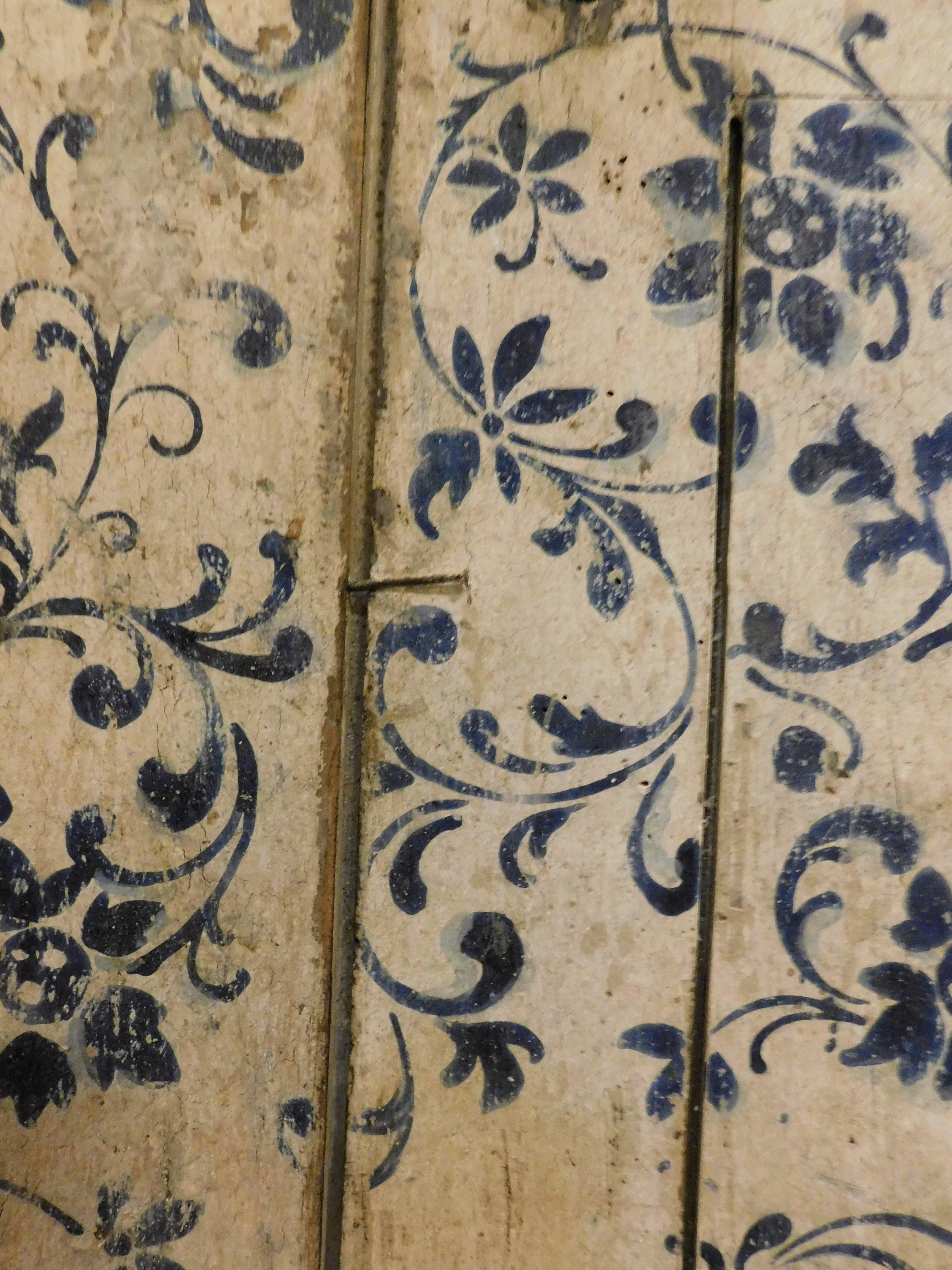 Armario de pared, placard de madera pintada, armario, blanco con flores azules, Italia en Bueno estado para la venta en Cuneo, Italy (CN)