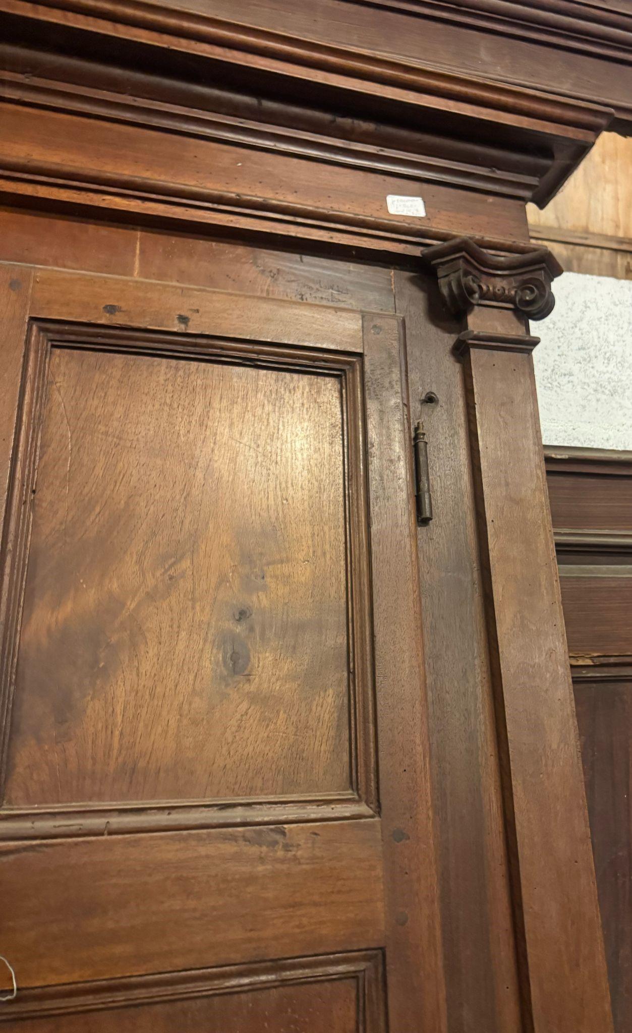 Wandschrank, Plakette, aus Nussbaumholz mit zwei Türen, Italien (Italienisch) im Angebot