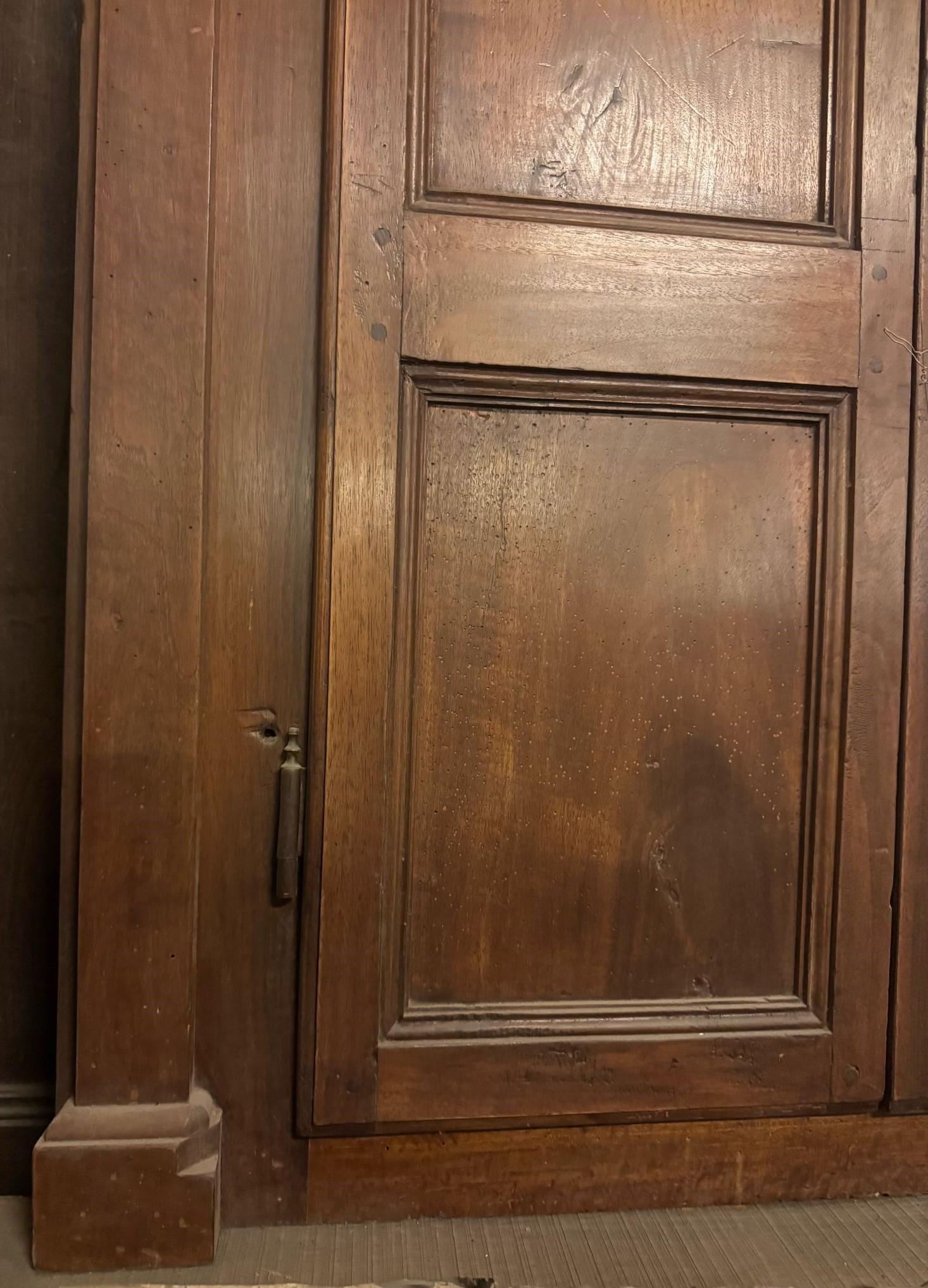 Wandschrank, Plakette, aus Nussbaumholz mit zwei Türen, Italien im Zustand „Gut“ im Angebot in Cuneo, Italy (CN)