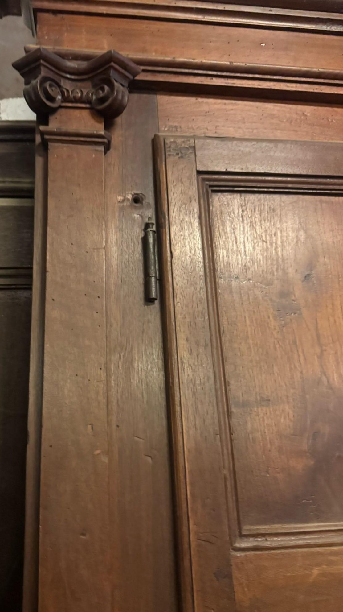 Wandschrank, Plakette, aus Nussbaumholz mit zwei Türen, Italien (19. Jahrhundert) im Angebot