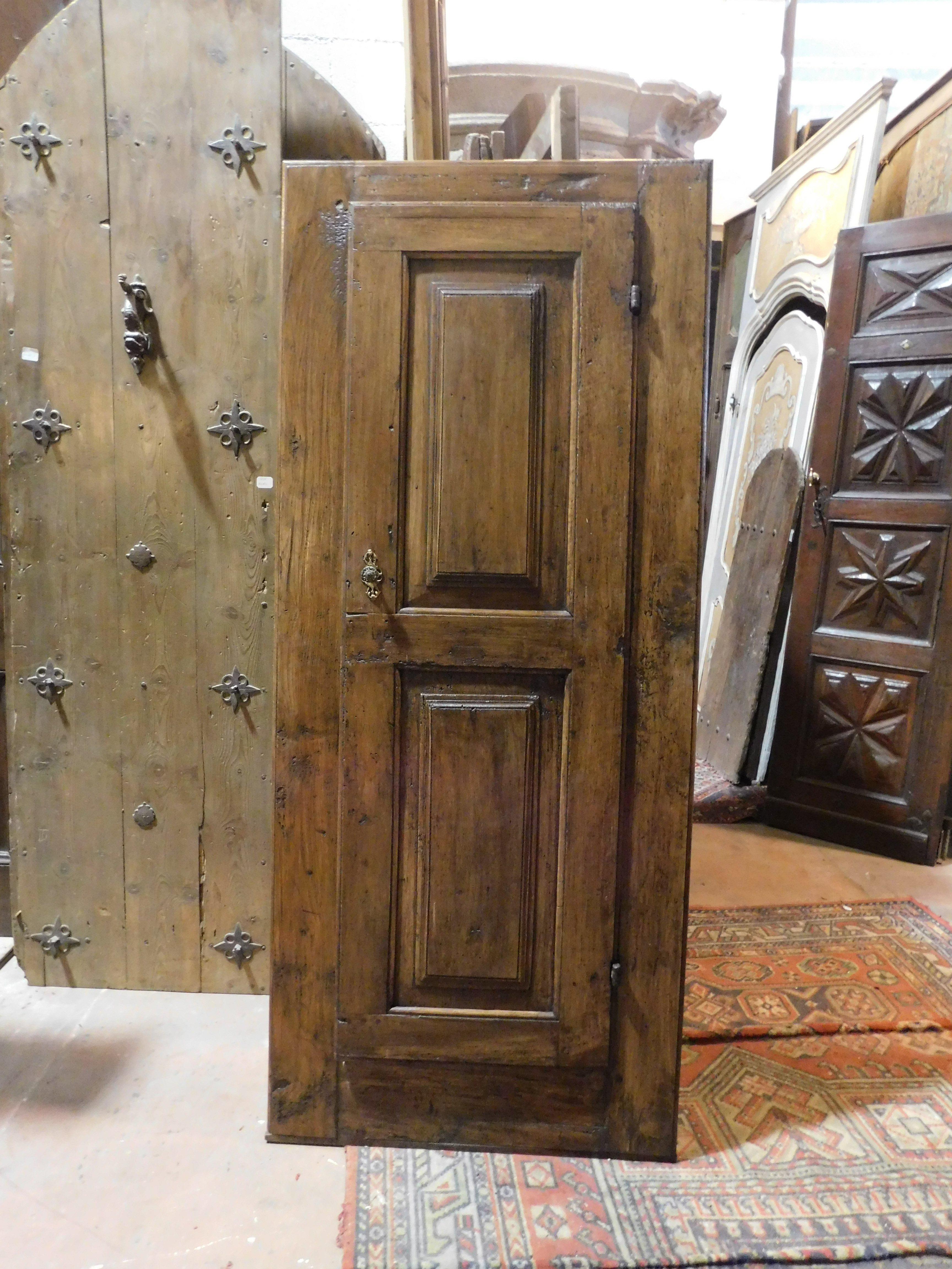 Wandschrank, eintüriger Schrank aus geschnitztem Nussbaumholz, Italien (Italienisch) im Angebot