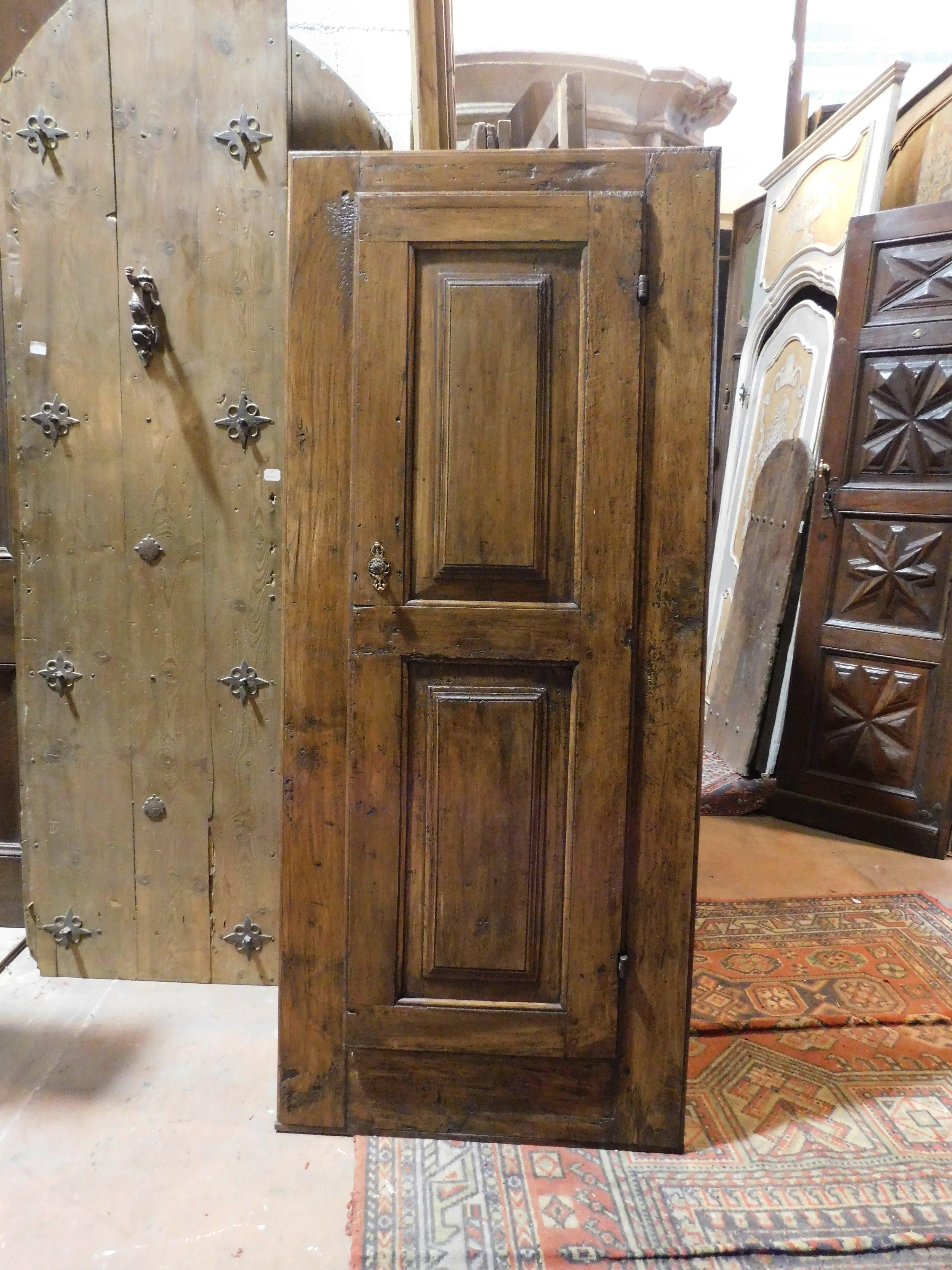 Wandschrank, eintüriger Schrank aus geschnitztem Nussbaumholz, Italien im Zustand „Gut“ im Angebot in Cuneo, Italy (CN)