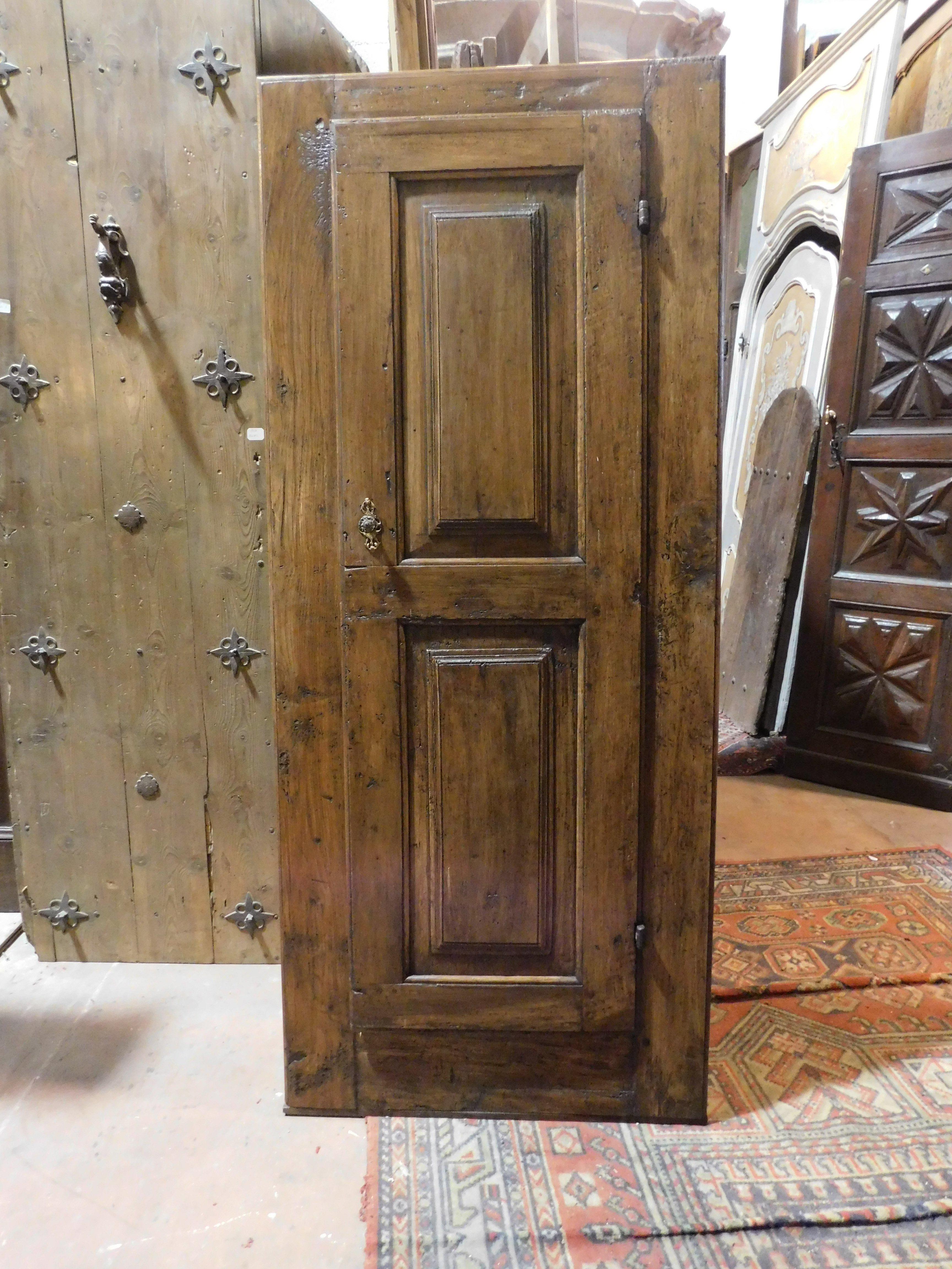Wandschrank, eintüriger Schrank aus geschnitztem Nussbaumholz, Italien (18. Jahrhundert und früher) im Angebot