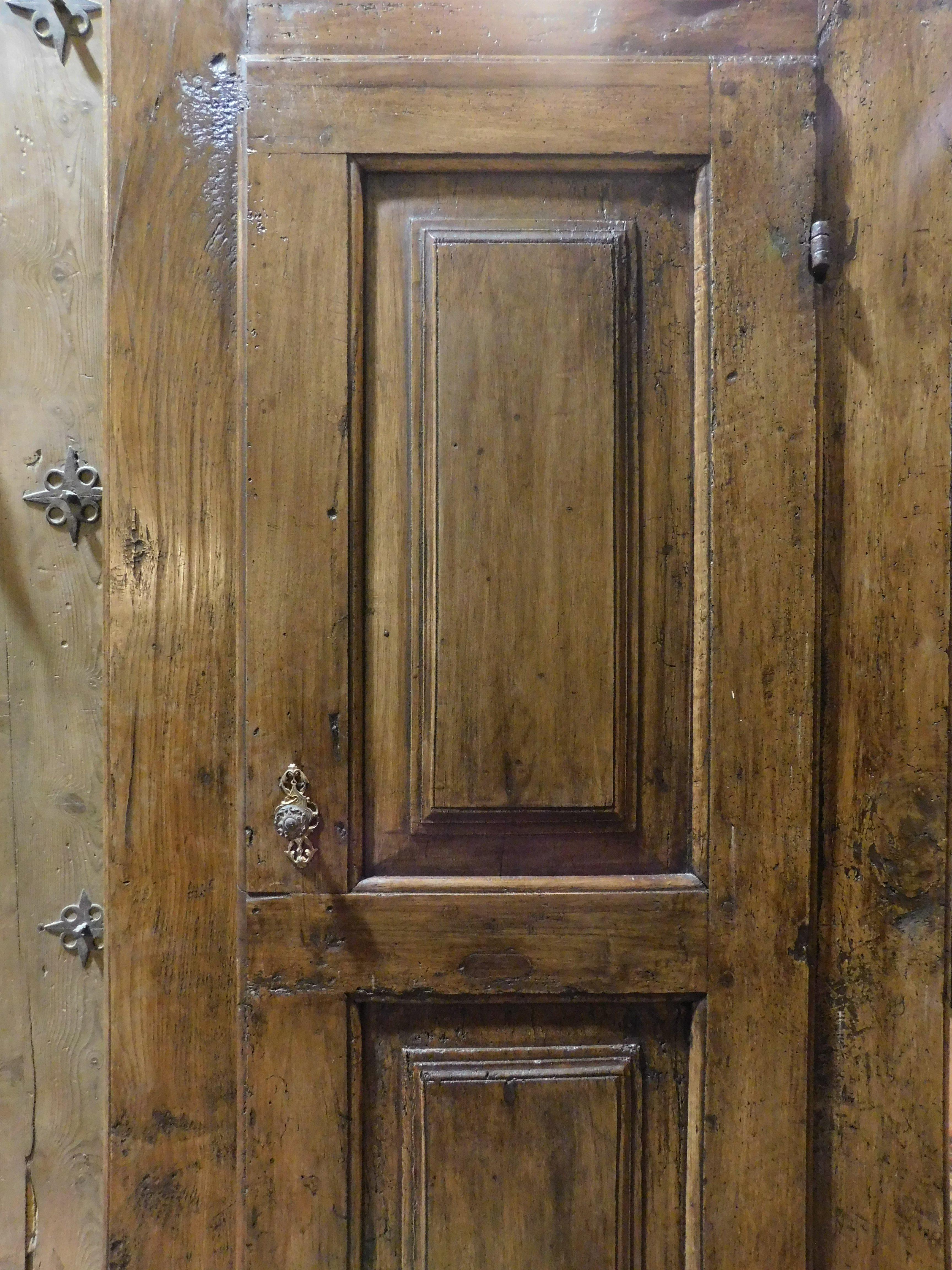 Wandschrank, eintüriger Schrank aus geschnitztem Nussbaumholz, Italien (Walnuss) im Angebot