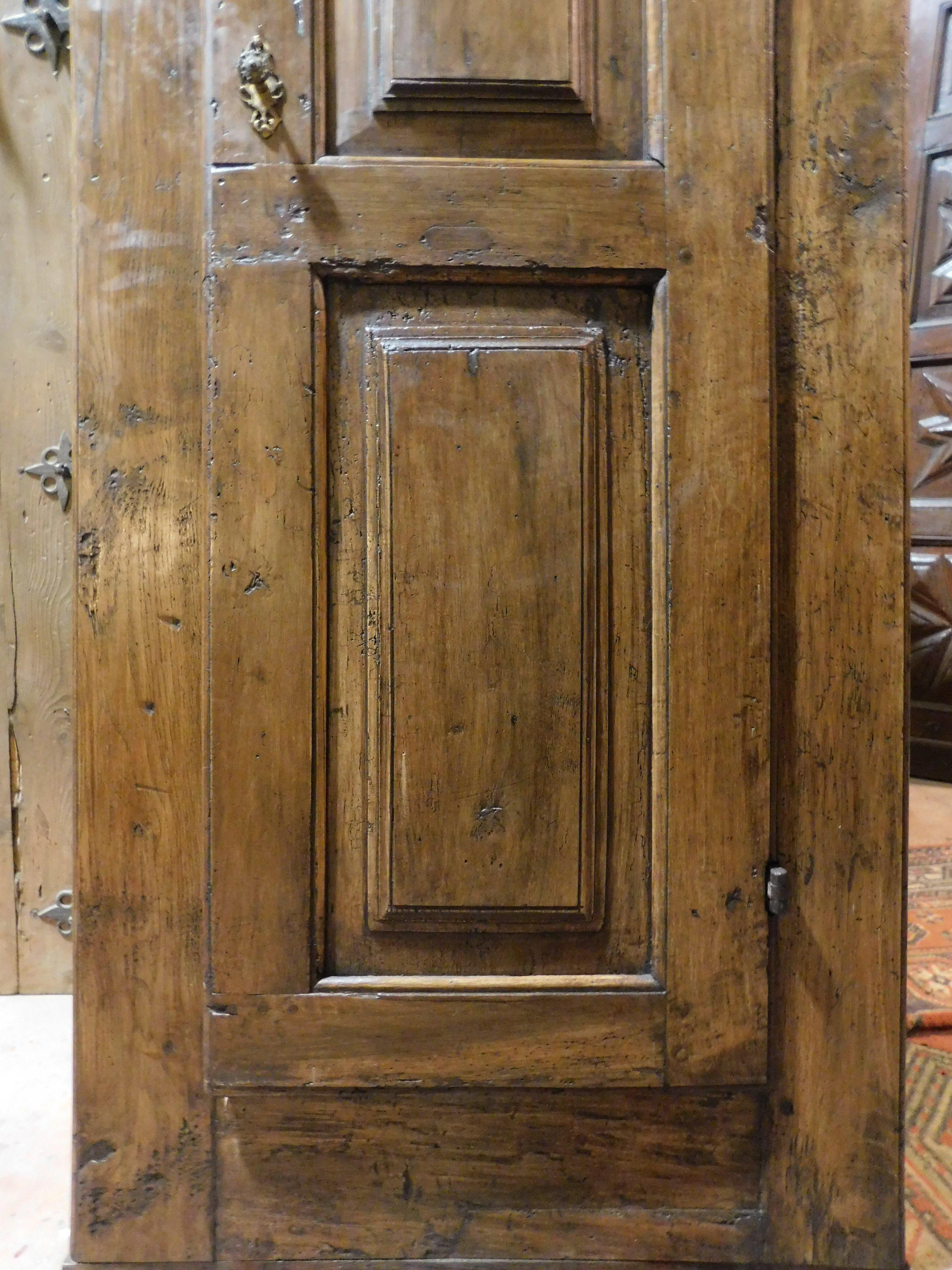 Wandschrank, eintüriger Schrank aus geschnitztem Nussbaumholz, Italien im Angebot 1