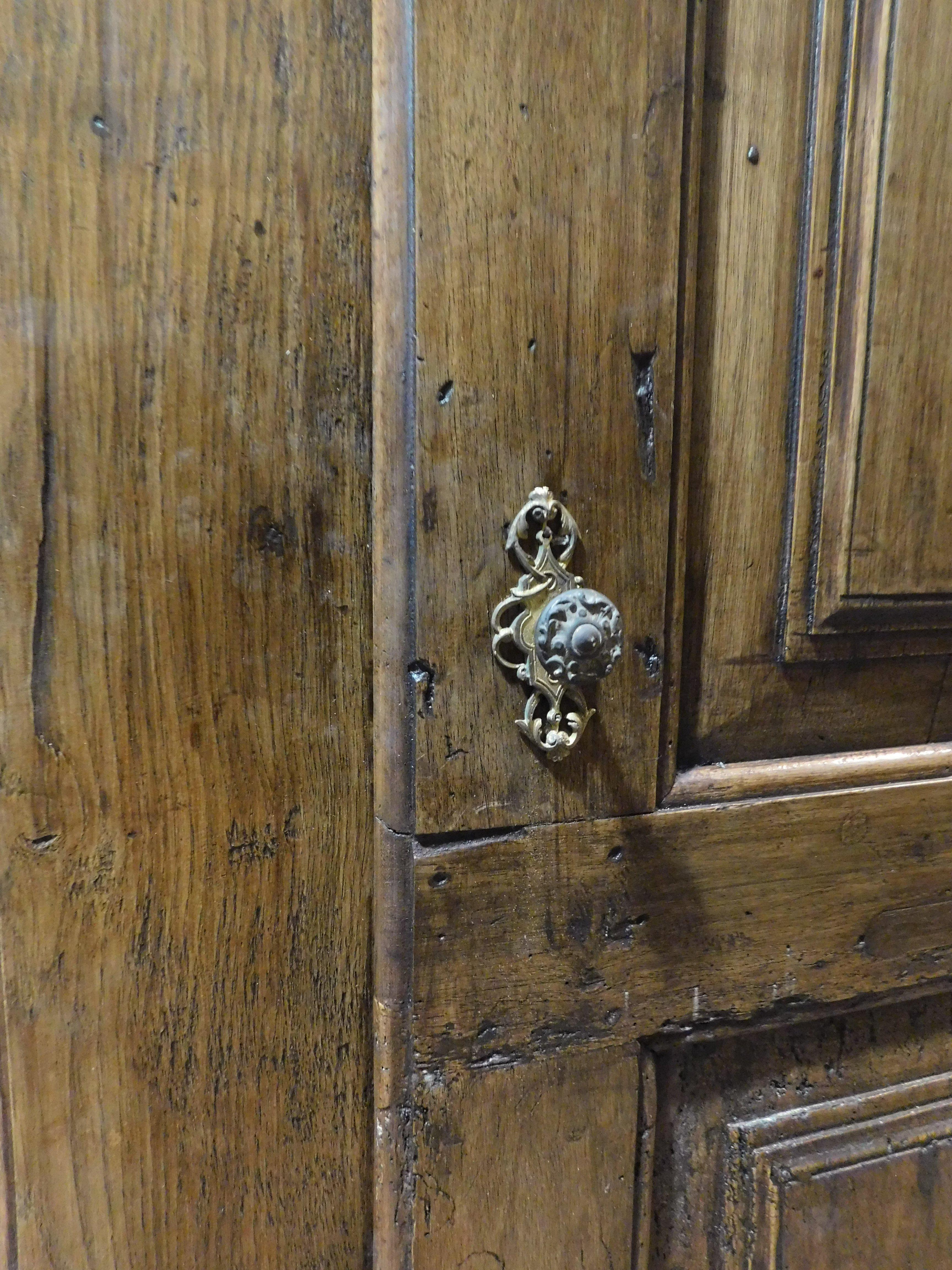 Wandschrank, eintüriger Schrank aus geschnitztem Nussbaumholz, Italien im Angebot 2