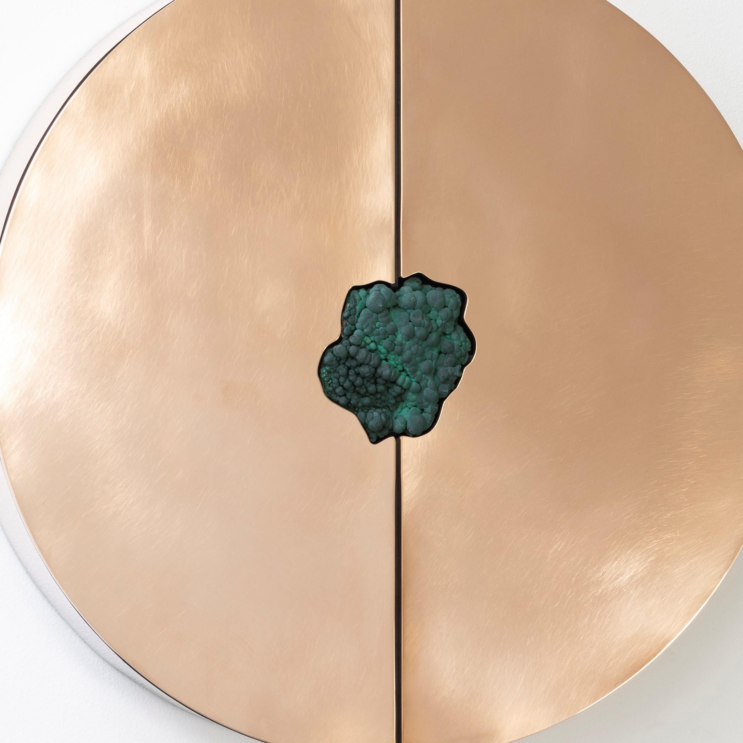 Moderno Armadietto da parete in bronzo lucido con pietra verde smeraldo originale, Pierre De Valck in vendita