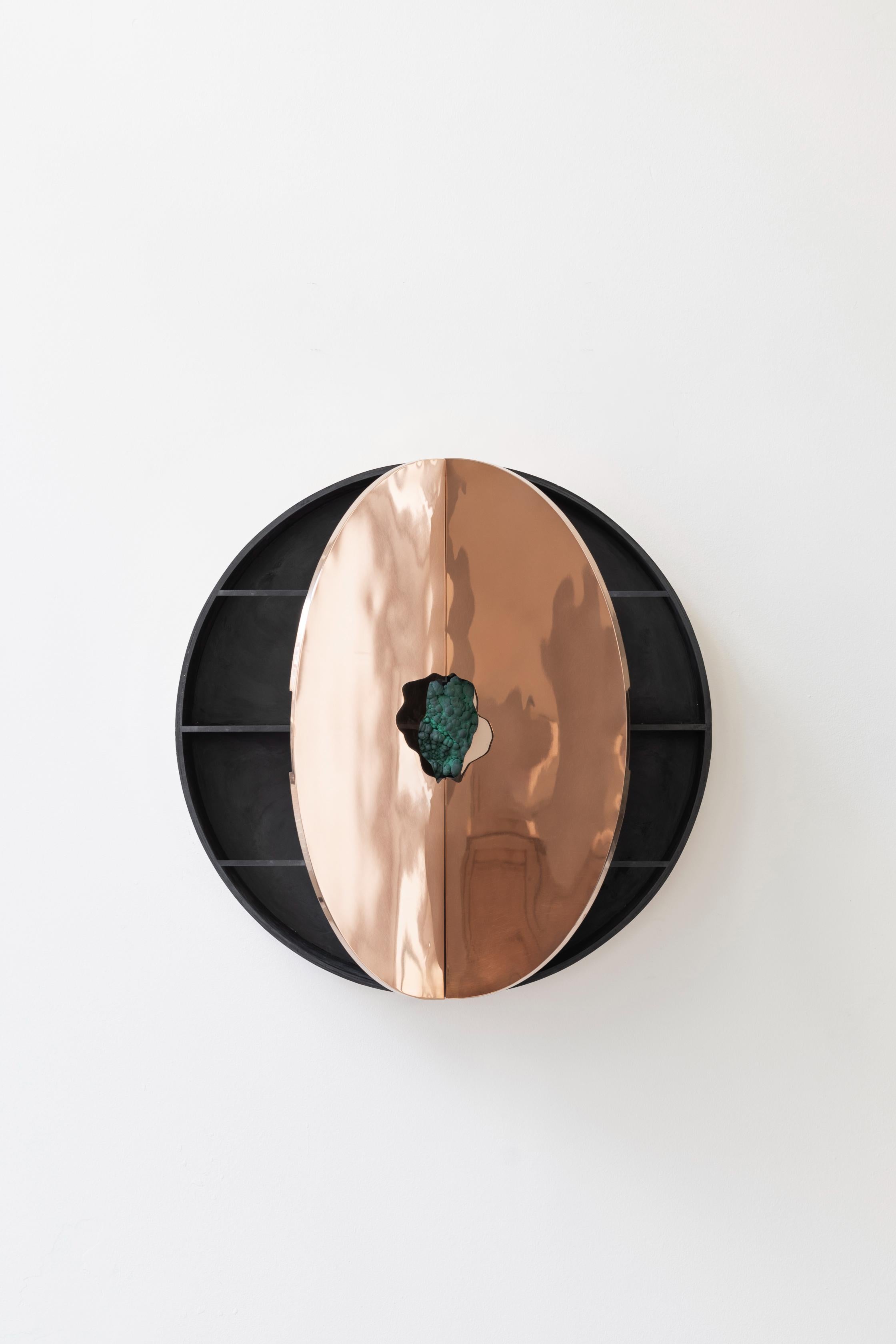Armadietto da parete in bronzo lucido con pietra verde smeraldo originale, Pierre De Valck In condizioni Nuovo in vendita a Geneve, CH