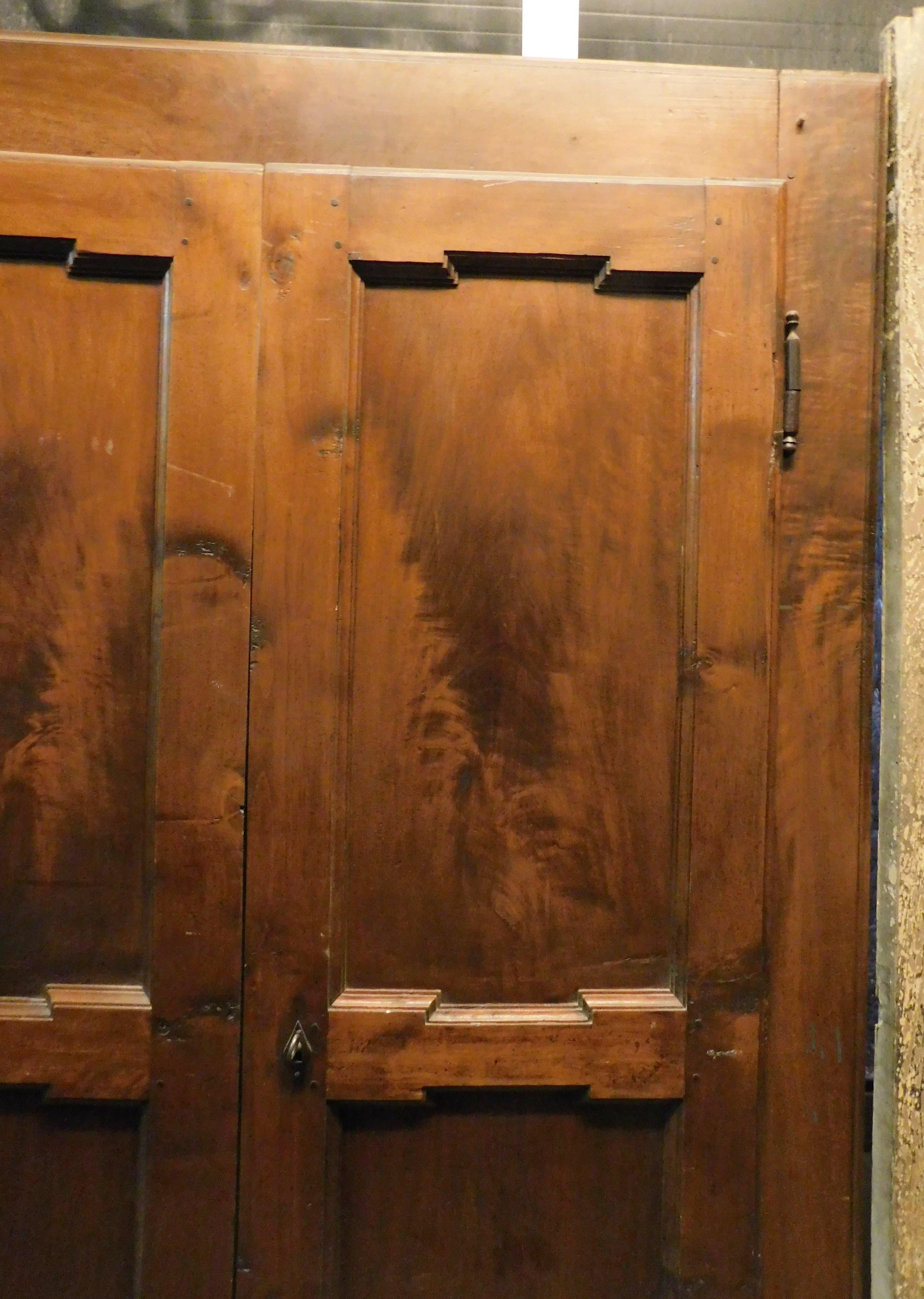 Wandschrank mit zwei Türen aus Nussbaumholz, placard, Italien (Handgeschnitzt) im Angebot