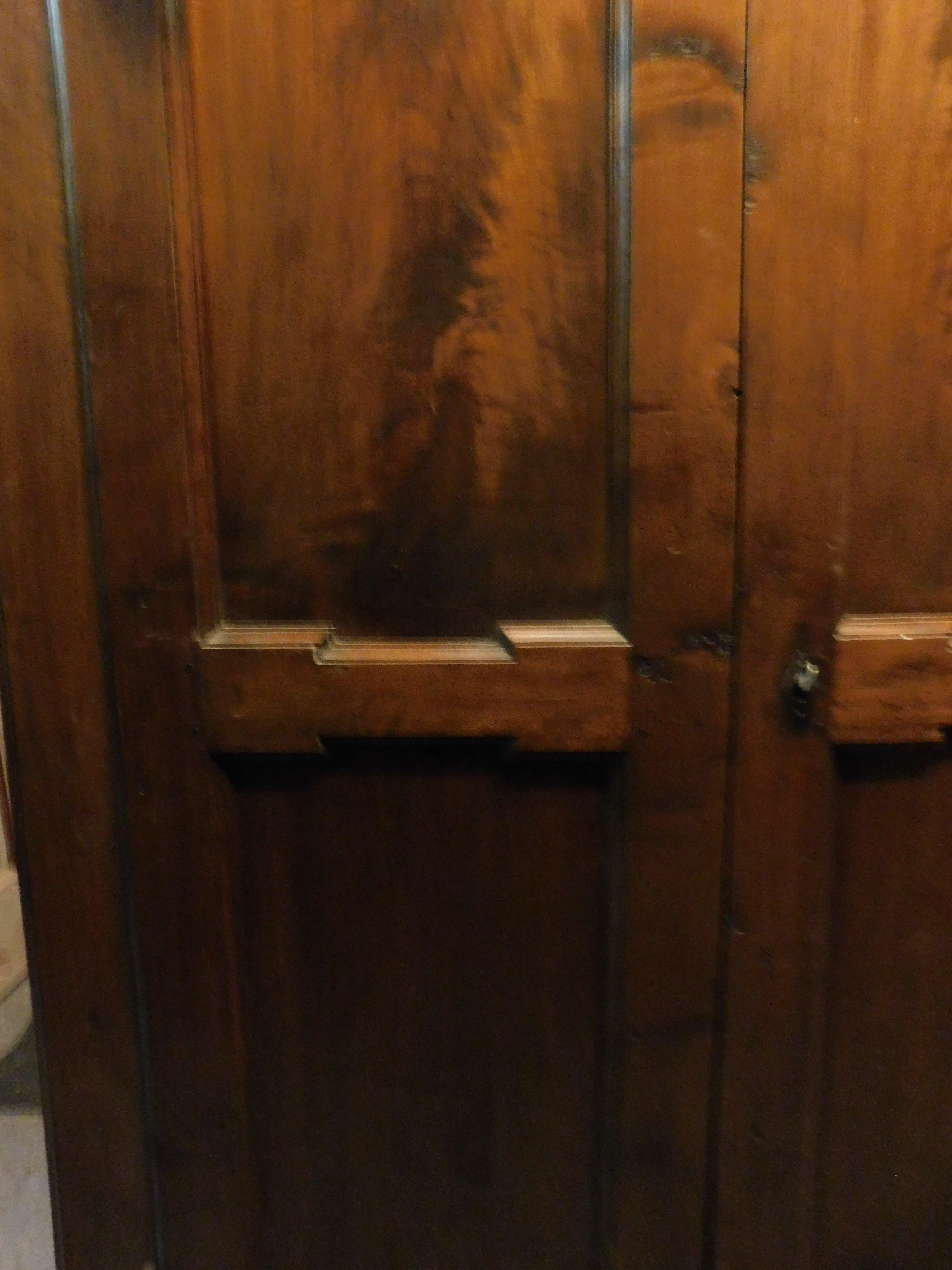 Wall cabinet with two doors in walnut, placard, Italy In Good Condition For Sale In Cuneo, Italy (CN)