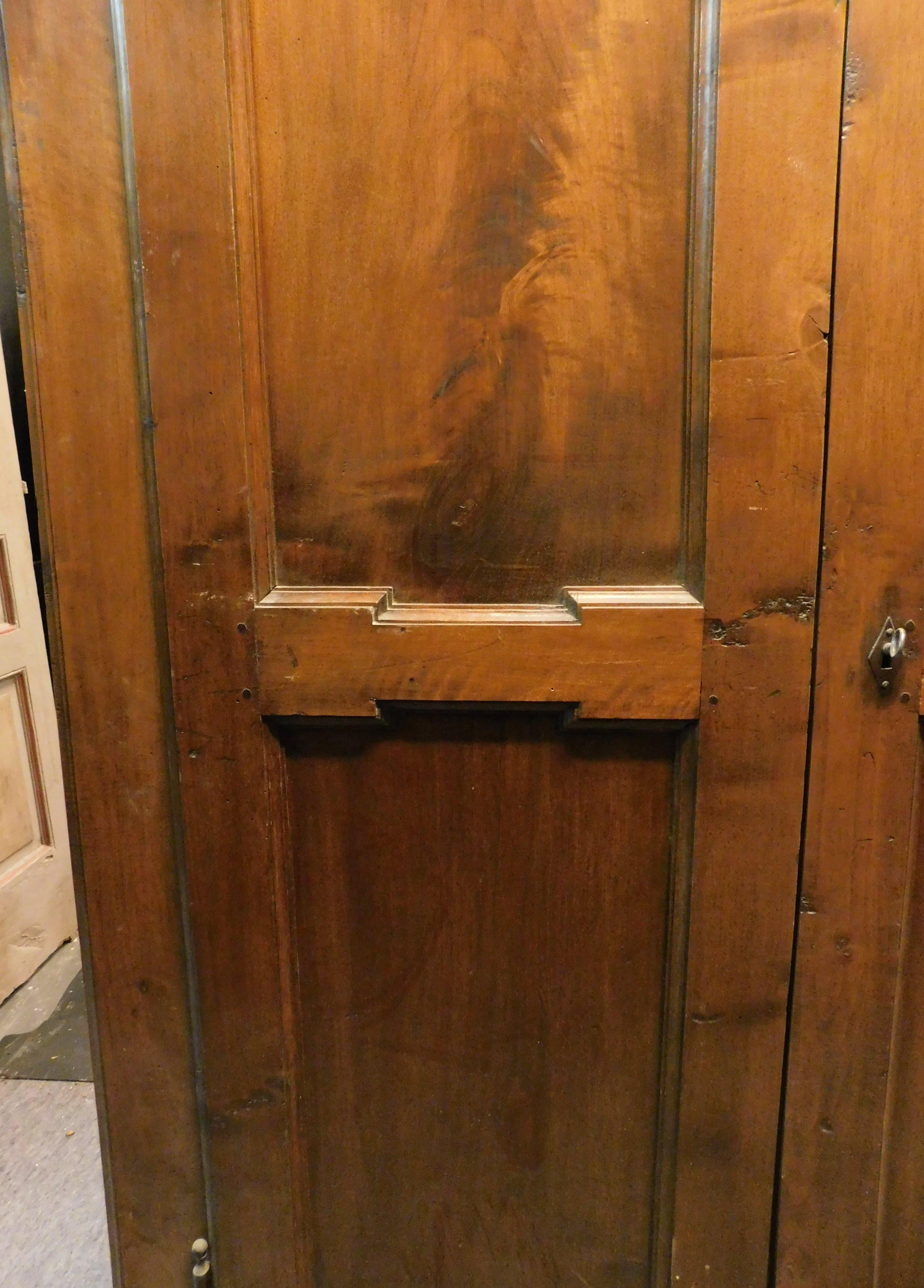 Wandschrank mit zwei Türen aus Nussbaumholz, placard, Italien (18. Jahrhundert und früher) im Angebot