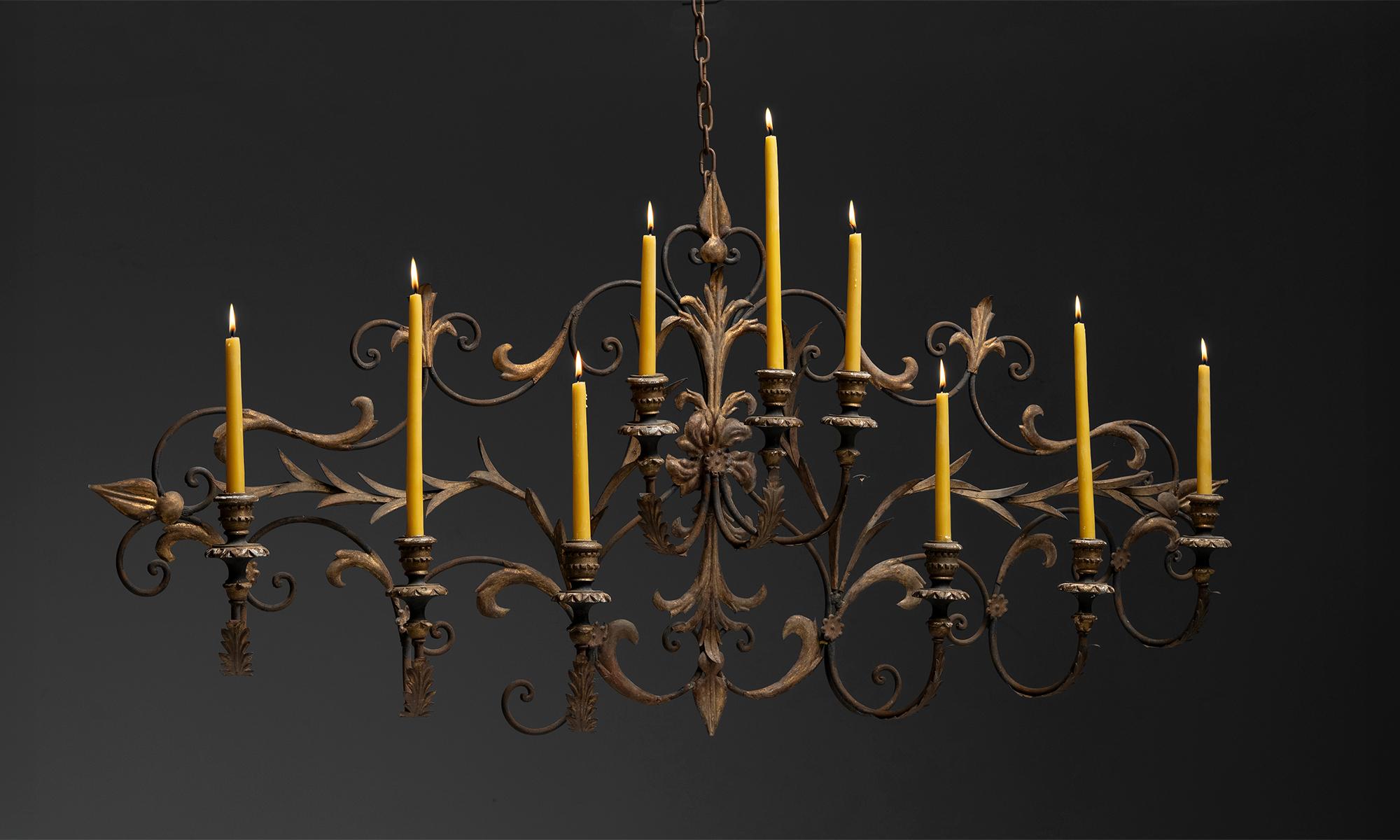 Candelabro de pared

Italia, 1930

Hierro forjado con boinas de madera en pintura y dorado originales.

63