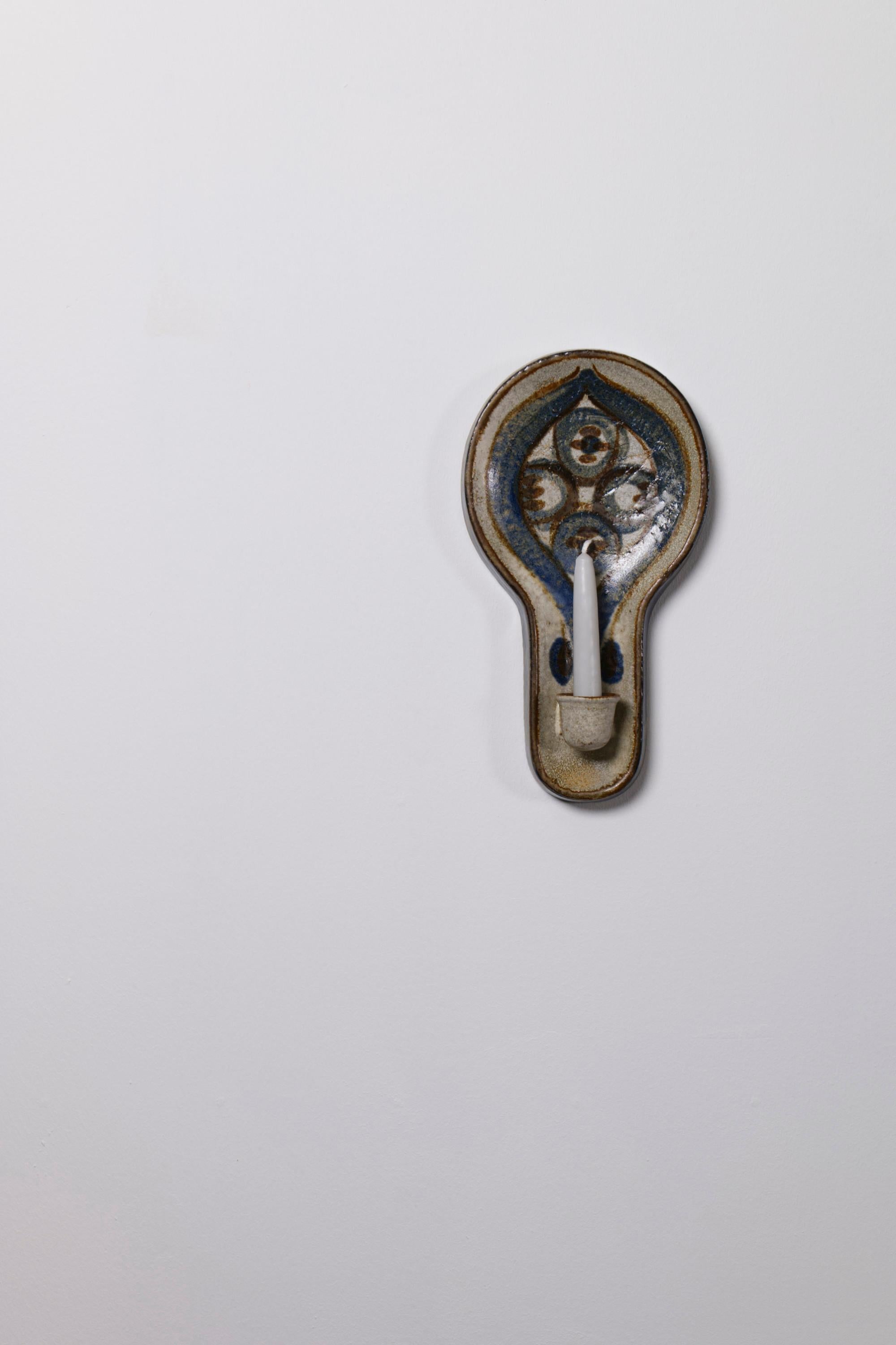 Wall Candle Sconce by Noomi Backhausen for Søholm Stentøj – Denmark, 1960s

Designed by Noomi Backhausen for Søholm Stentøj in the 1960s, this ceramic wall candle sconce is a elegant example of Danish mid-century stoneware. Featuring Backhausen’s