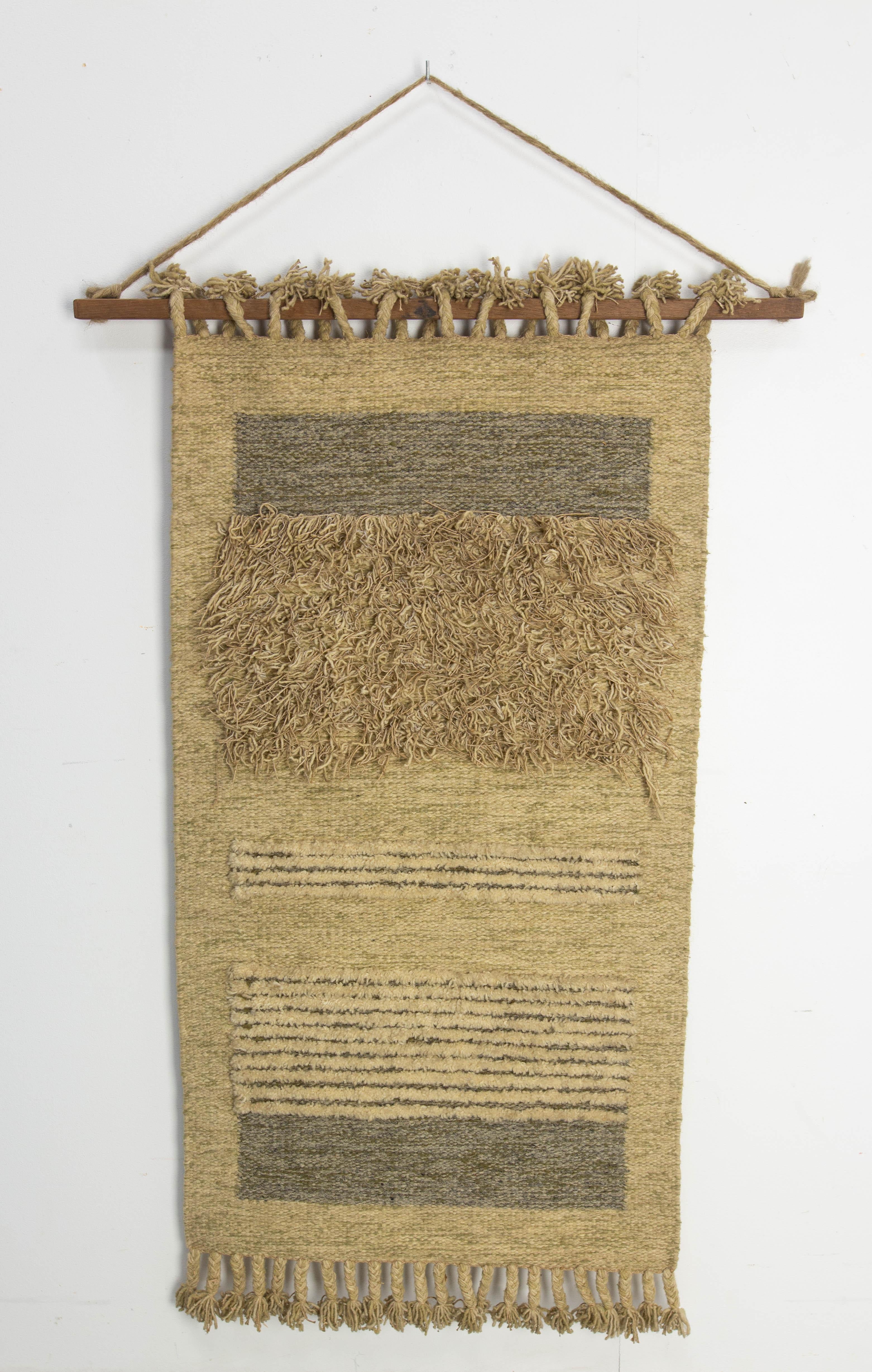 Wandteppich aus Holz und Wolle. 
Wandteppich aus der Zeit um 1970.
Der Knüpfer dieses Teppichs hat die Wolle auf unterschiedliche Weise verarbeitet, um verschiedene Texturen hervorzubringen. Eine sehr siebziger Jahre Dekoration.

Versand: 81 / 10 /