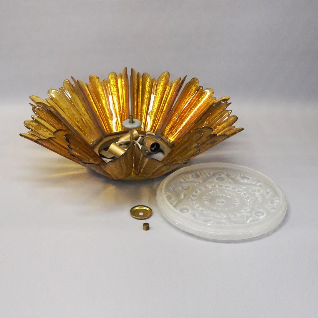 Flush mount - Ceiling light - Glass and brass - Circa 1970 In Good Condition For Sale In BARCELONA, ES