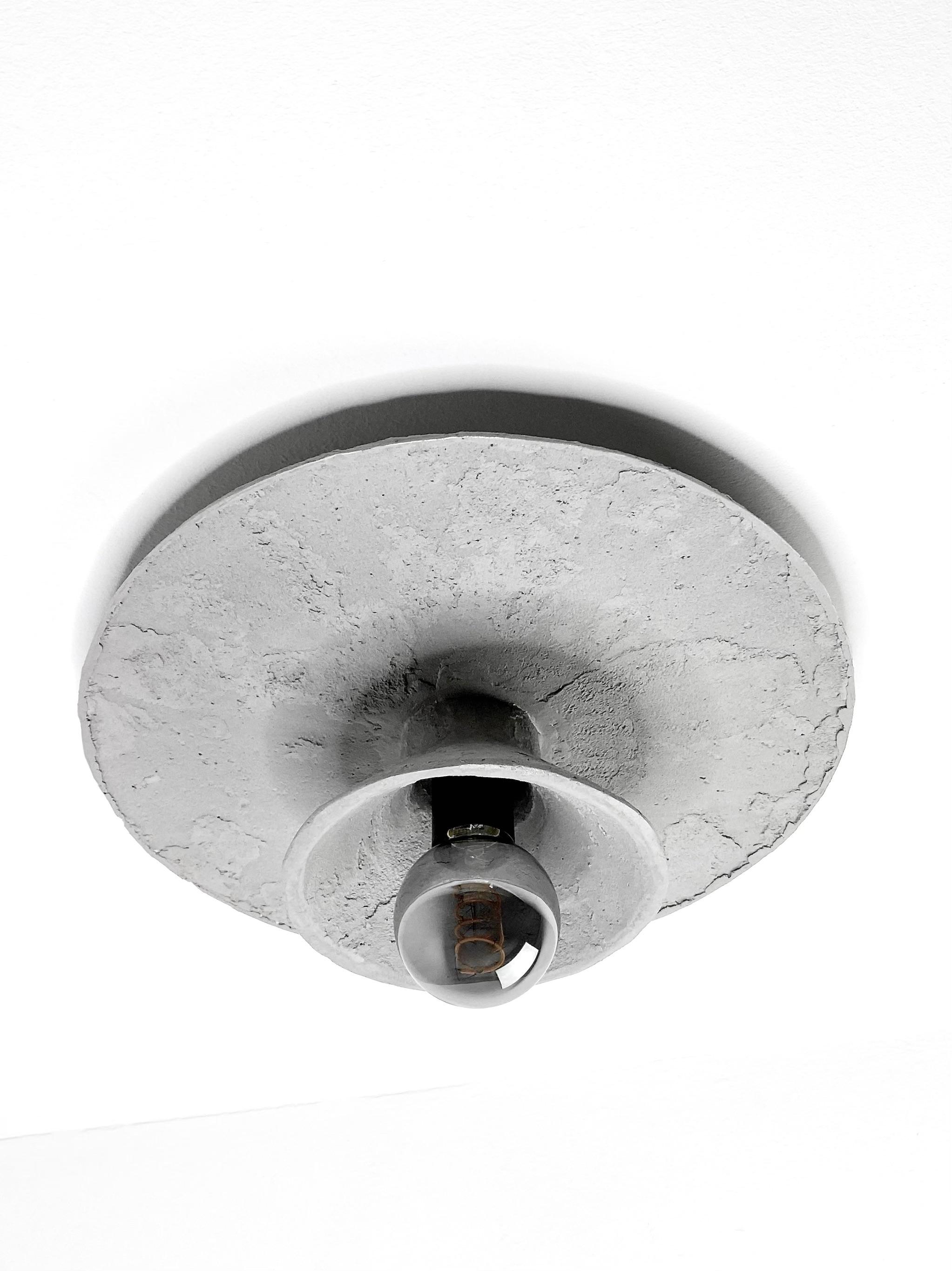 Lampada da soffitto a parete in gres concreta e contemporanea, design minimalista LE Roi in vendita 3