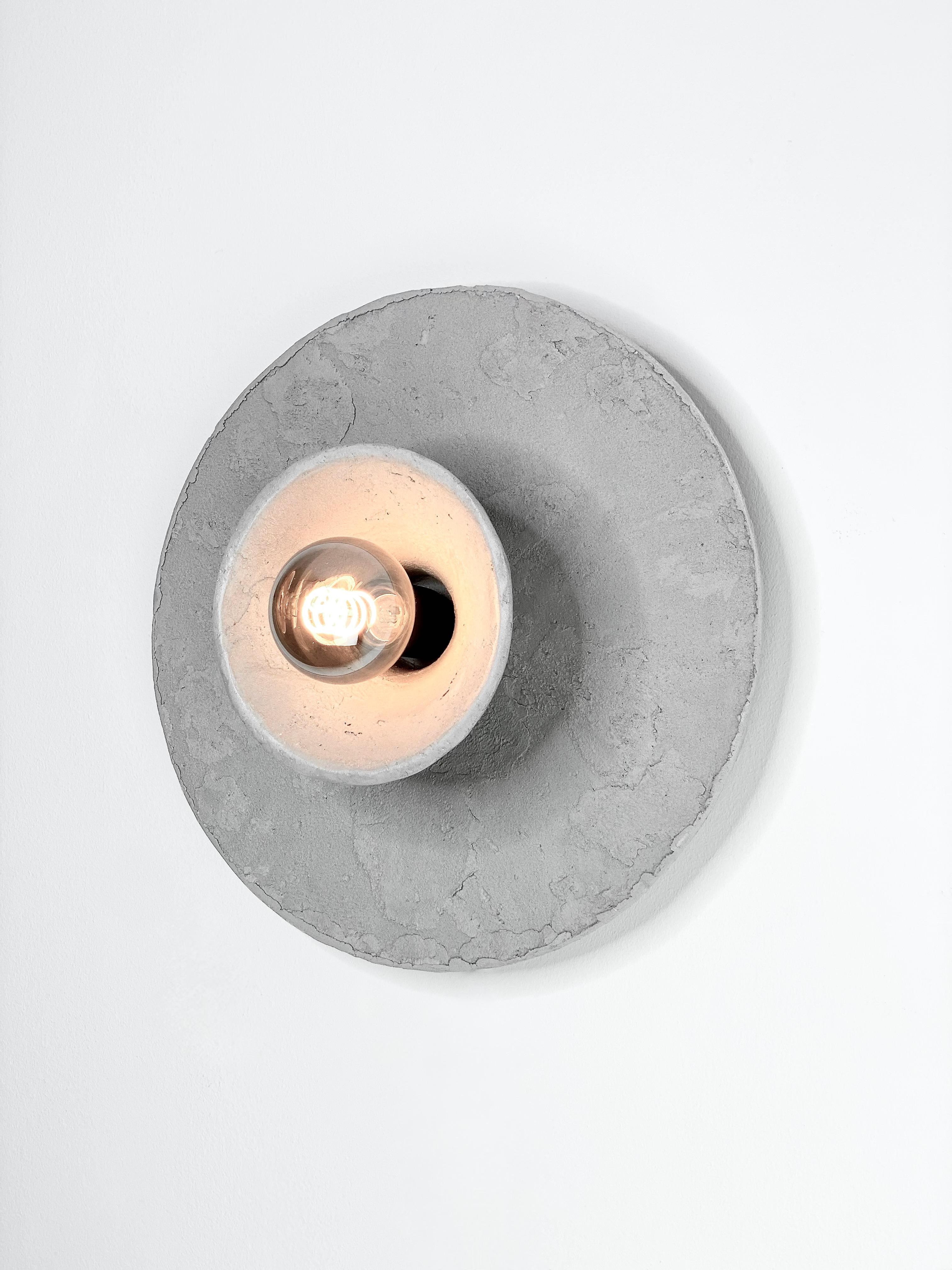 Lampada da soffitto a parete in gres concreta e contemporanea, design minimalista LE Roi in vendita 7