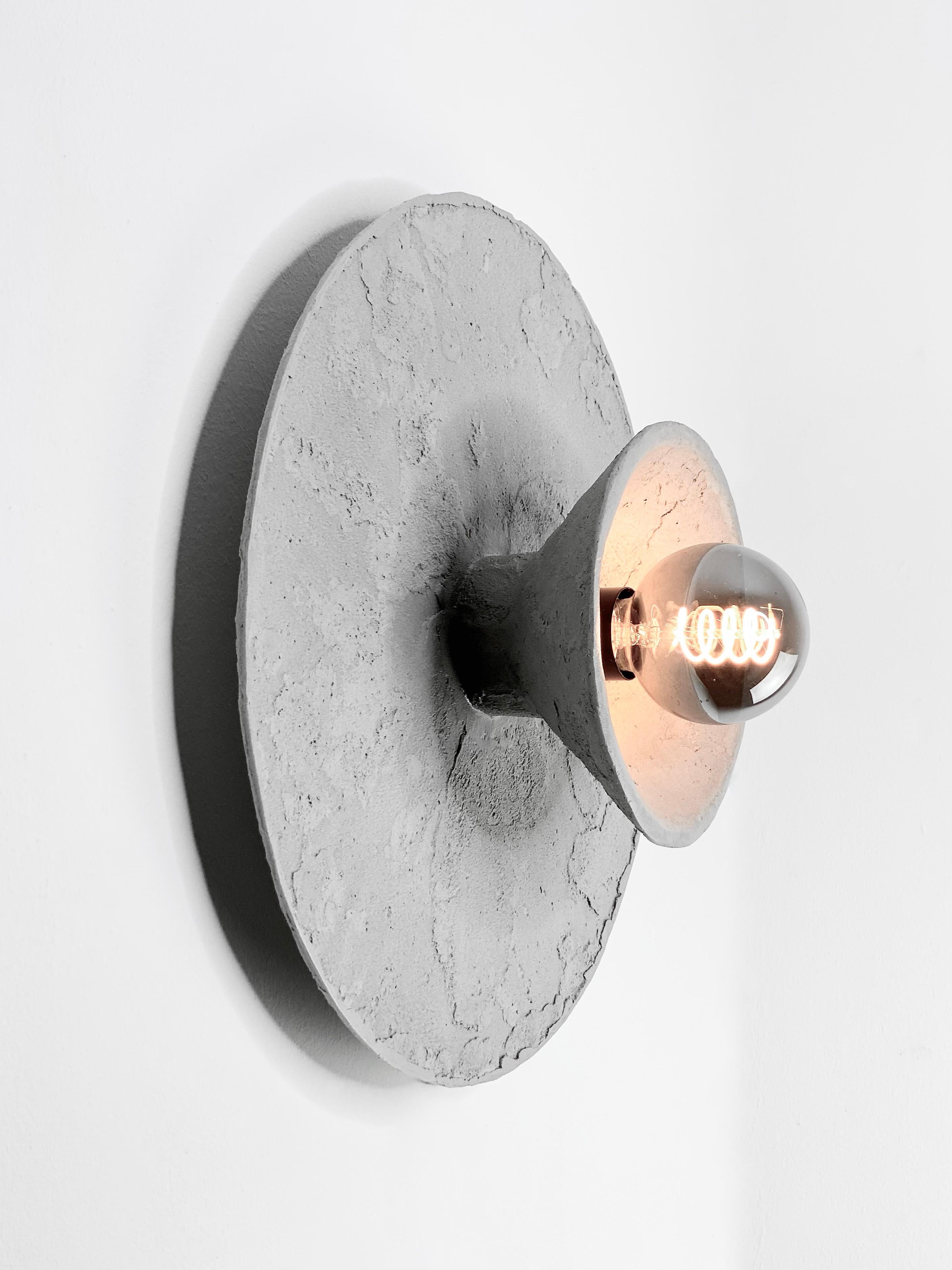 Lampada da soffitto a parete in gres concreta e contemporanea, design minimalista LE Roi in vendita 8