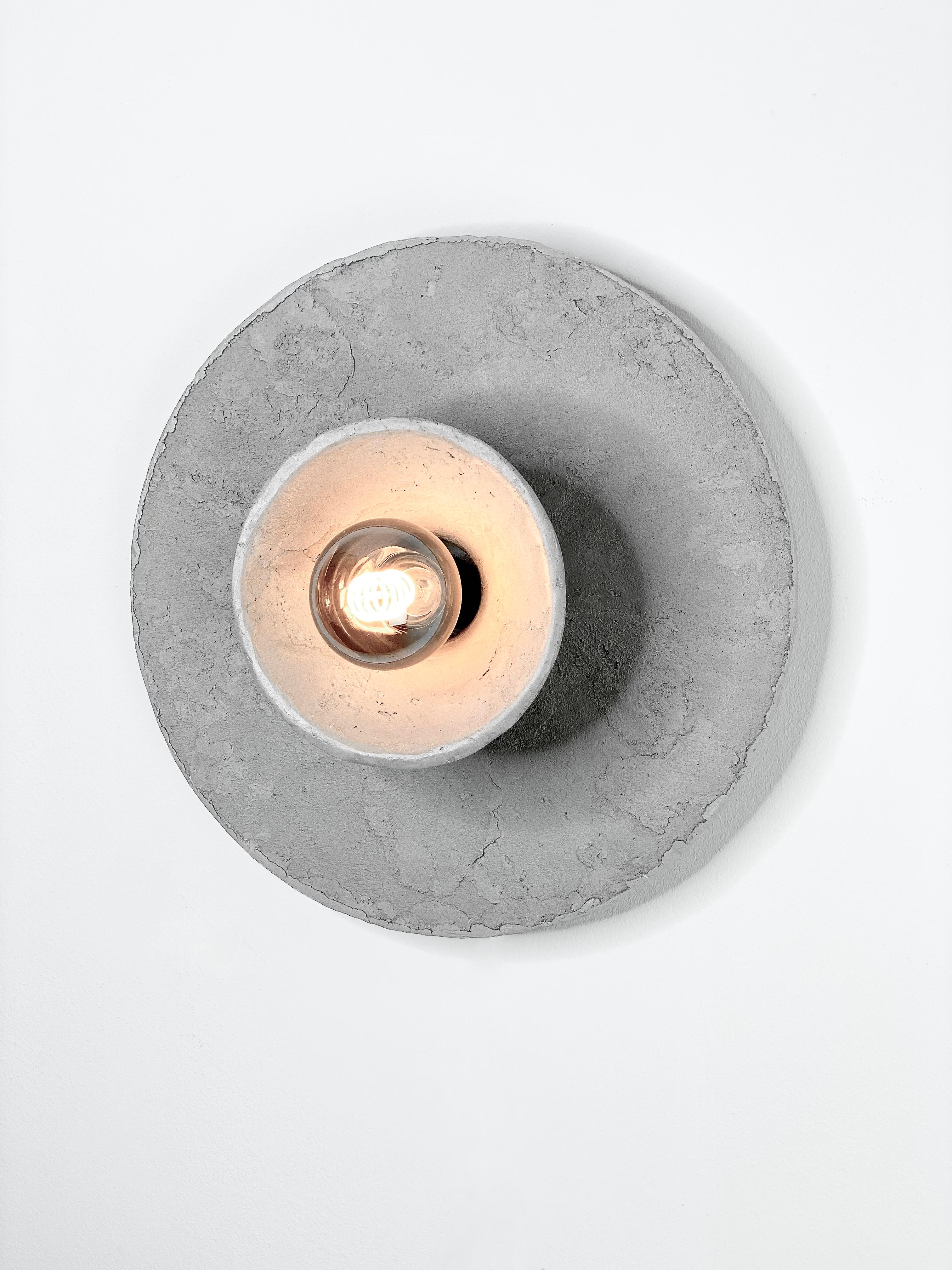Tedesco Lampada da soffitto a parete in gres concreta e contemporanea, design minimalista LE Roi in vendita