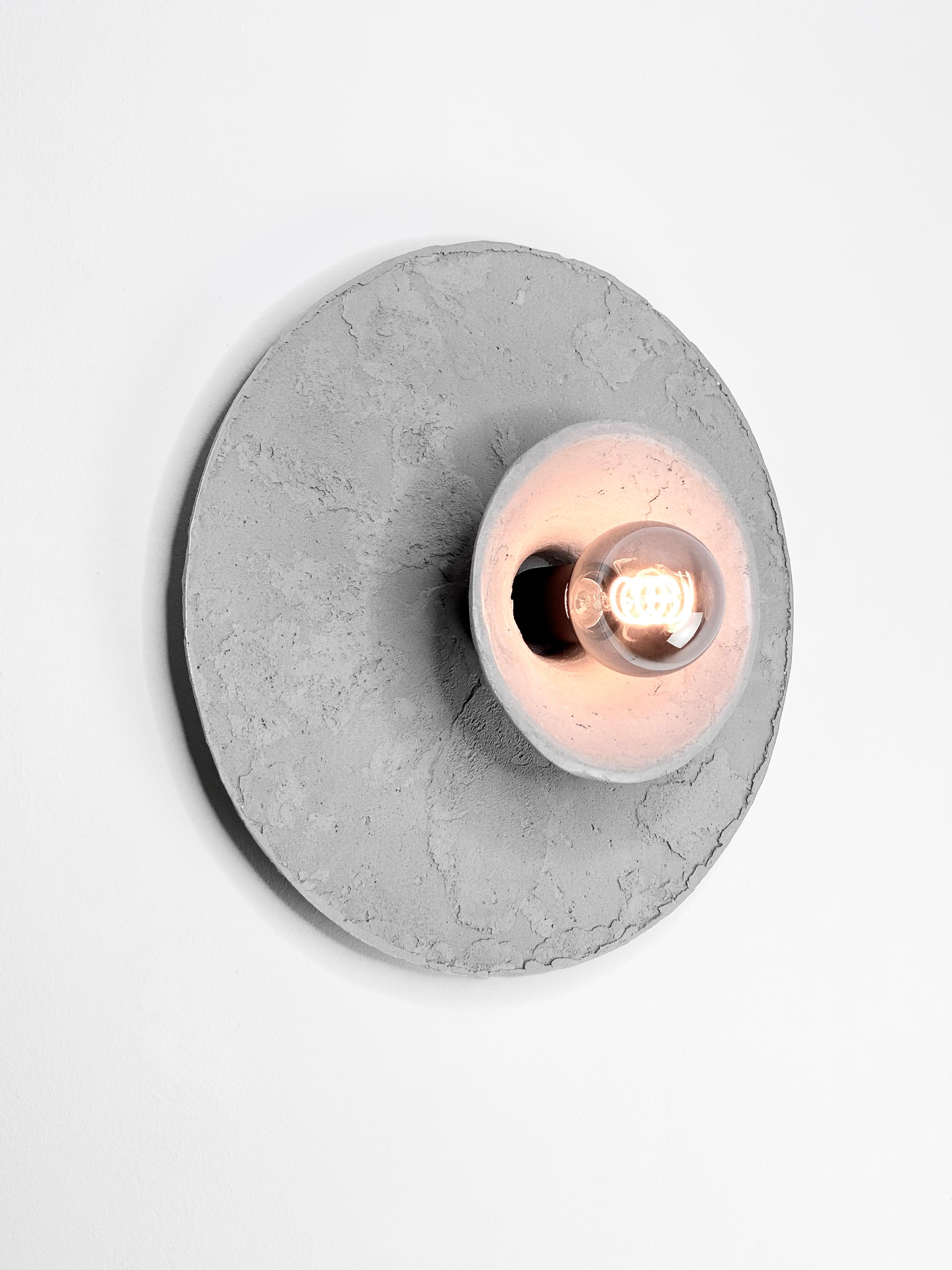XXI secolo e contemporaneo Lampada da soffitto a parete in gres concreta e contemporanea, design minimalista LE Roi in vendita