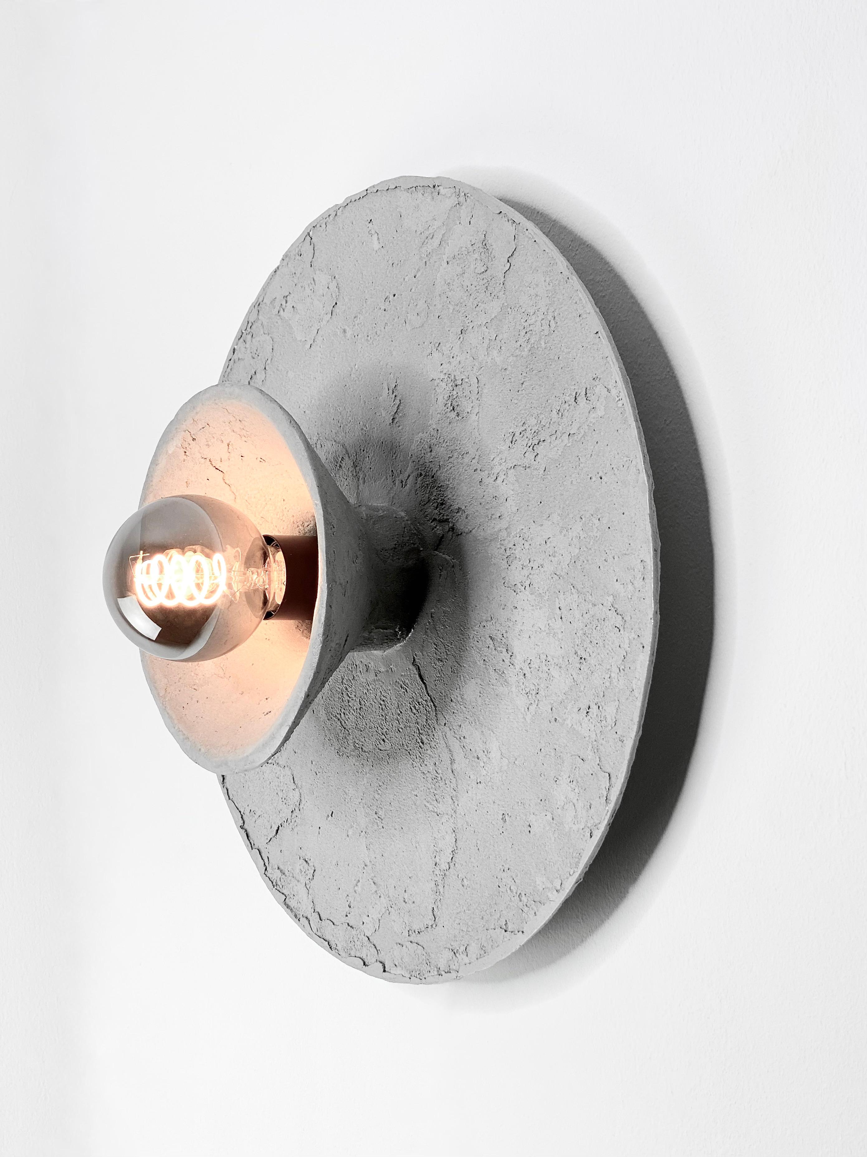 Lampada da soffitto a parete in gres concreta e contemporanea, design minimalista LE Roi in vendita 1