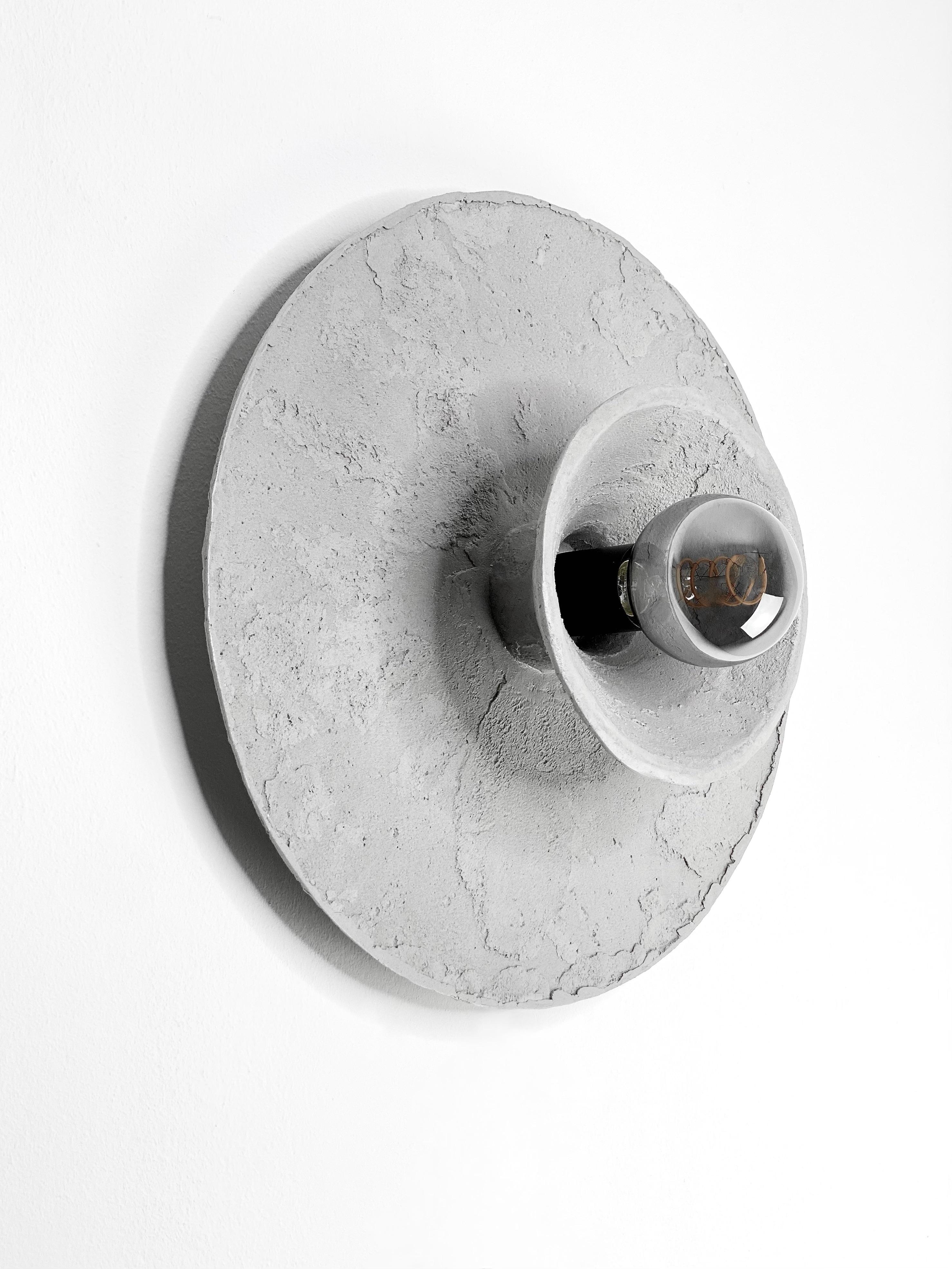 Lampada da soffitto a parete in gres concreta e contemporanea, design minimalista LE Roi in vendita 2