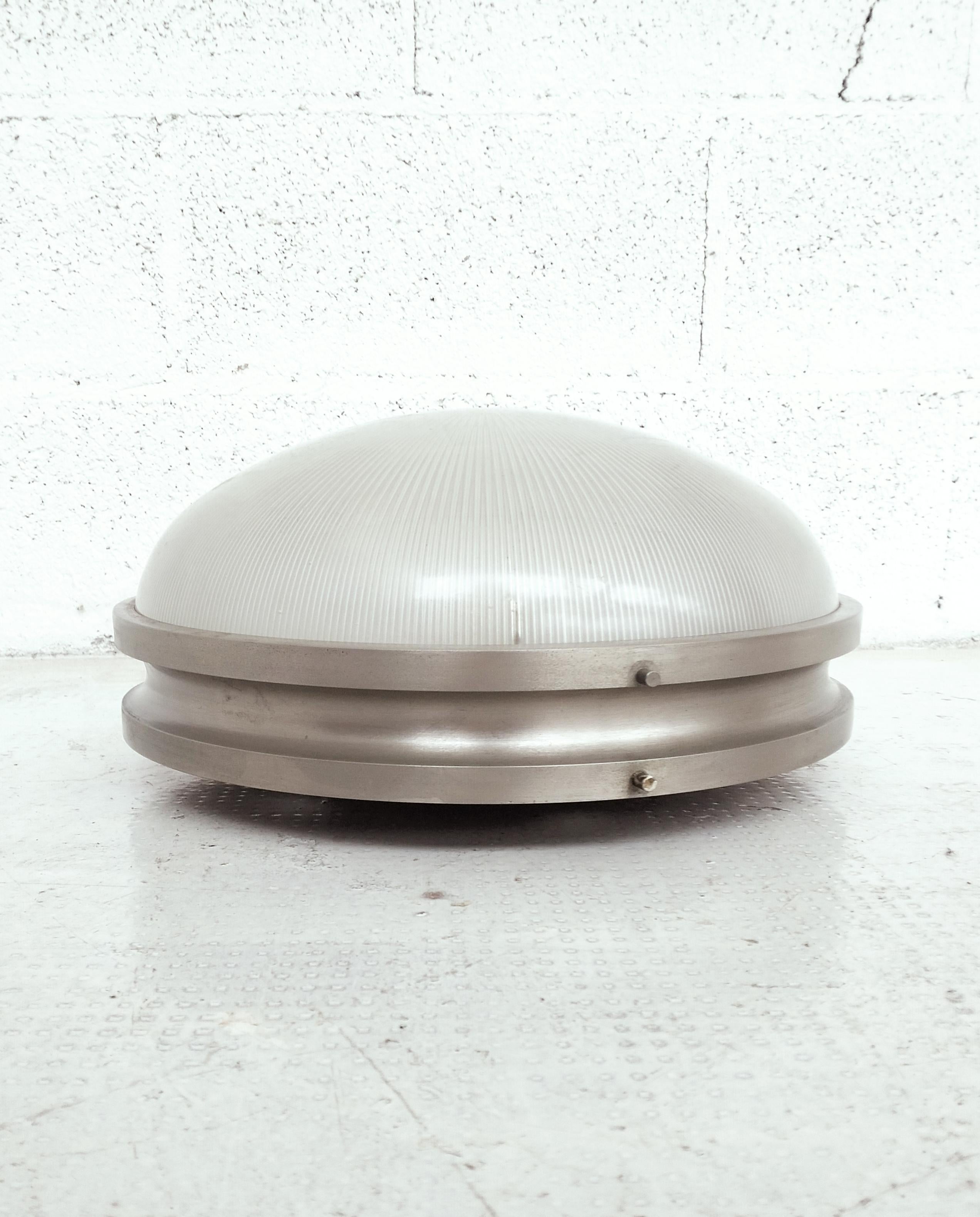 Impresionante lámpara de techo modelo Sigma grande diseñada por Sergio Mazza para Artemide, Italia, años 60. 
Grandes de latón niquelado y cristal prensado, también se pueden utilizar como apliques de pared.
En buen estado. Dimensiones: diámetro