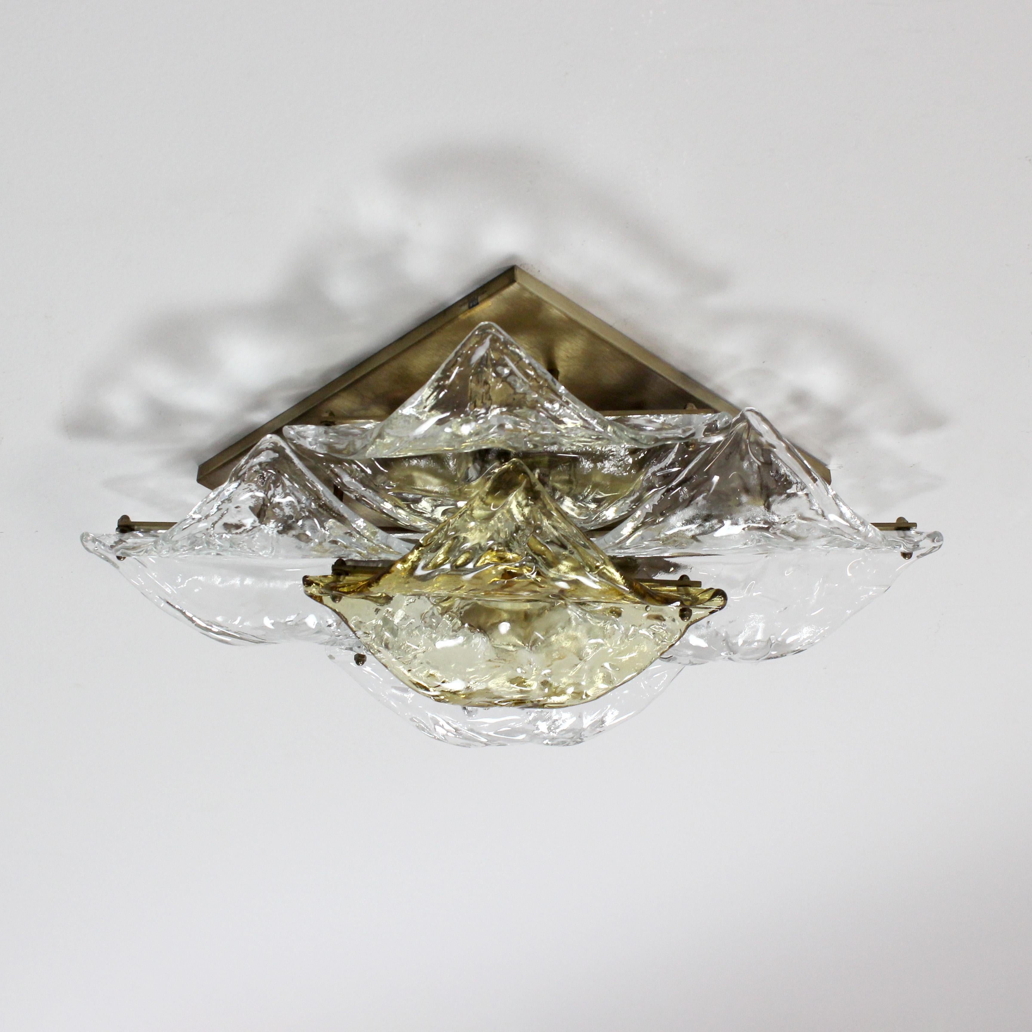 Wall/ceiling light with gilt brass frame and clear and amber glass diffusers - In Good Condition For Sale In Madrid, España