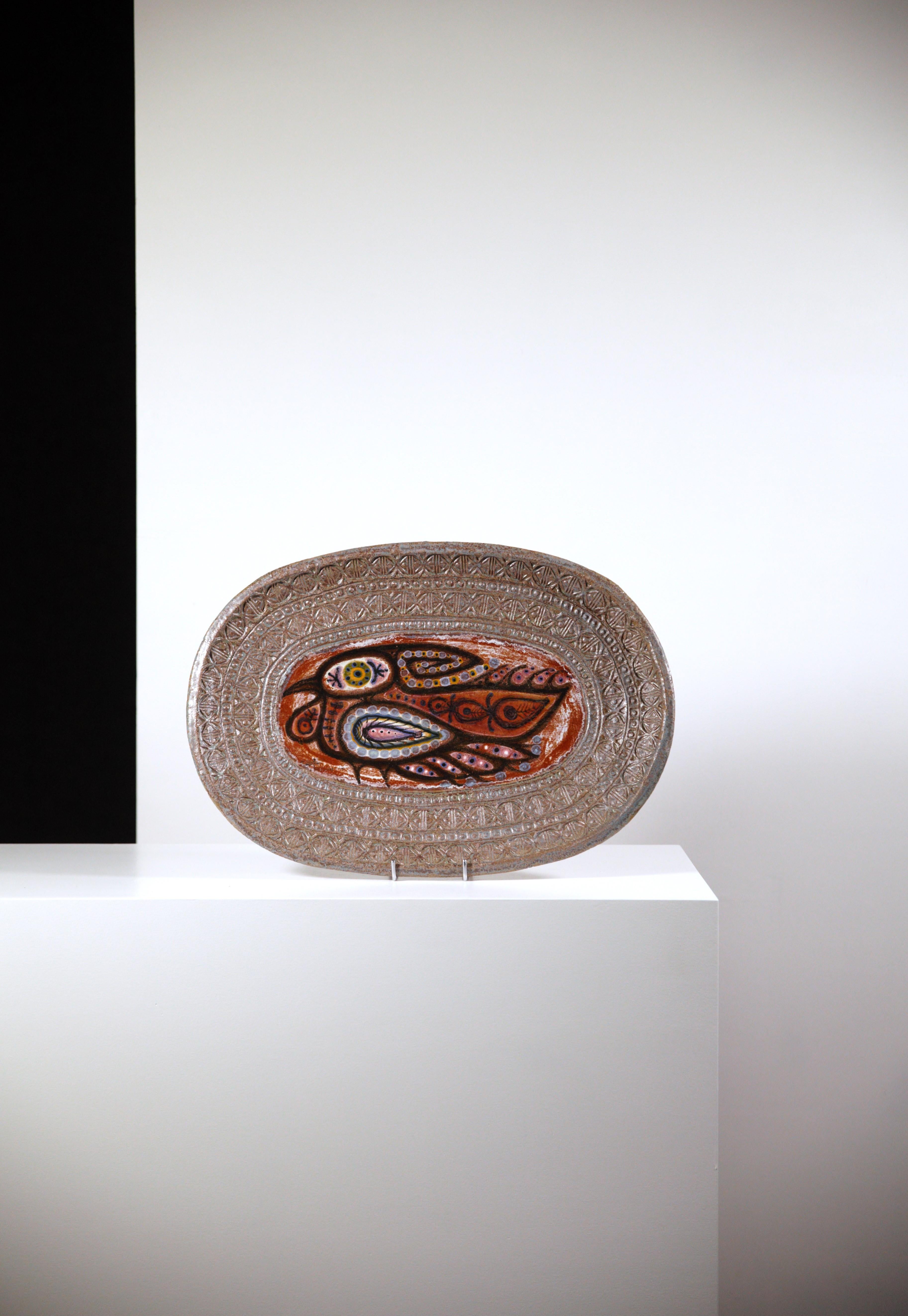 Wall ceramic dish by Jacques Poussine & Pat Rowland.

Two position on the wall.

Abstract bird decoration.

France, 1970s