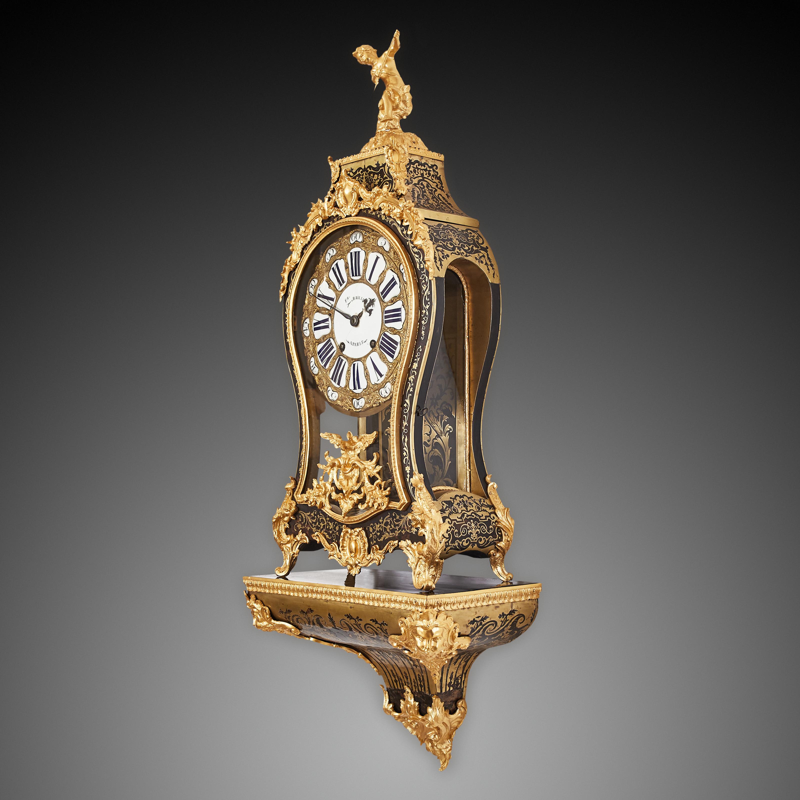 Cette magnifique horloge cantilever a été fabriquée en France au XVIIIe siècle sous le règne de Louis XV. La pendule présente de nombreux éléments décoratifs et caractéristiques du règne du prédécesseur de Louis XV, lorsque les œuvres de Calle