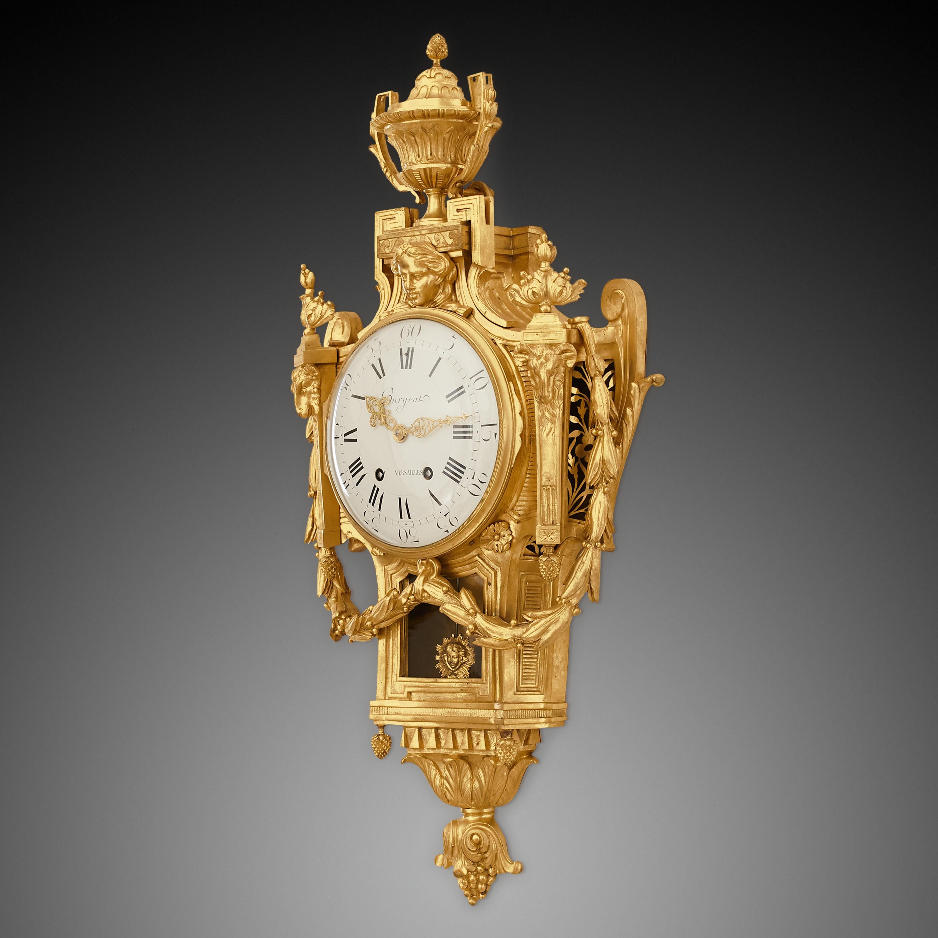 This is a delicately gilded clock. Designed in the Louis XVI style, it is a very similar barometer. Originating from France in the 18th century, this watch gives the viewer an extremely retro and antique feel.
The overall look of the watch gives us