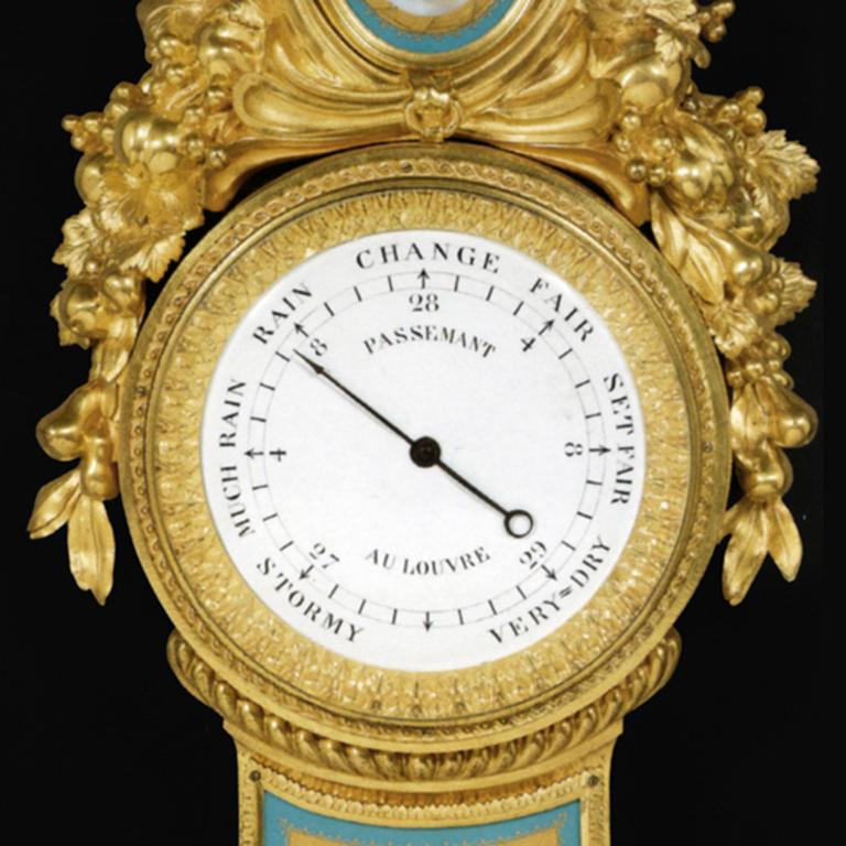 Wanduhr und passendes Barometer mit Sèvres-Plaketten (Vergoldet) im Angebot