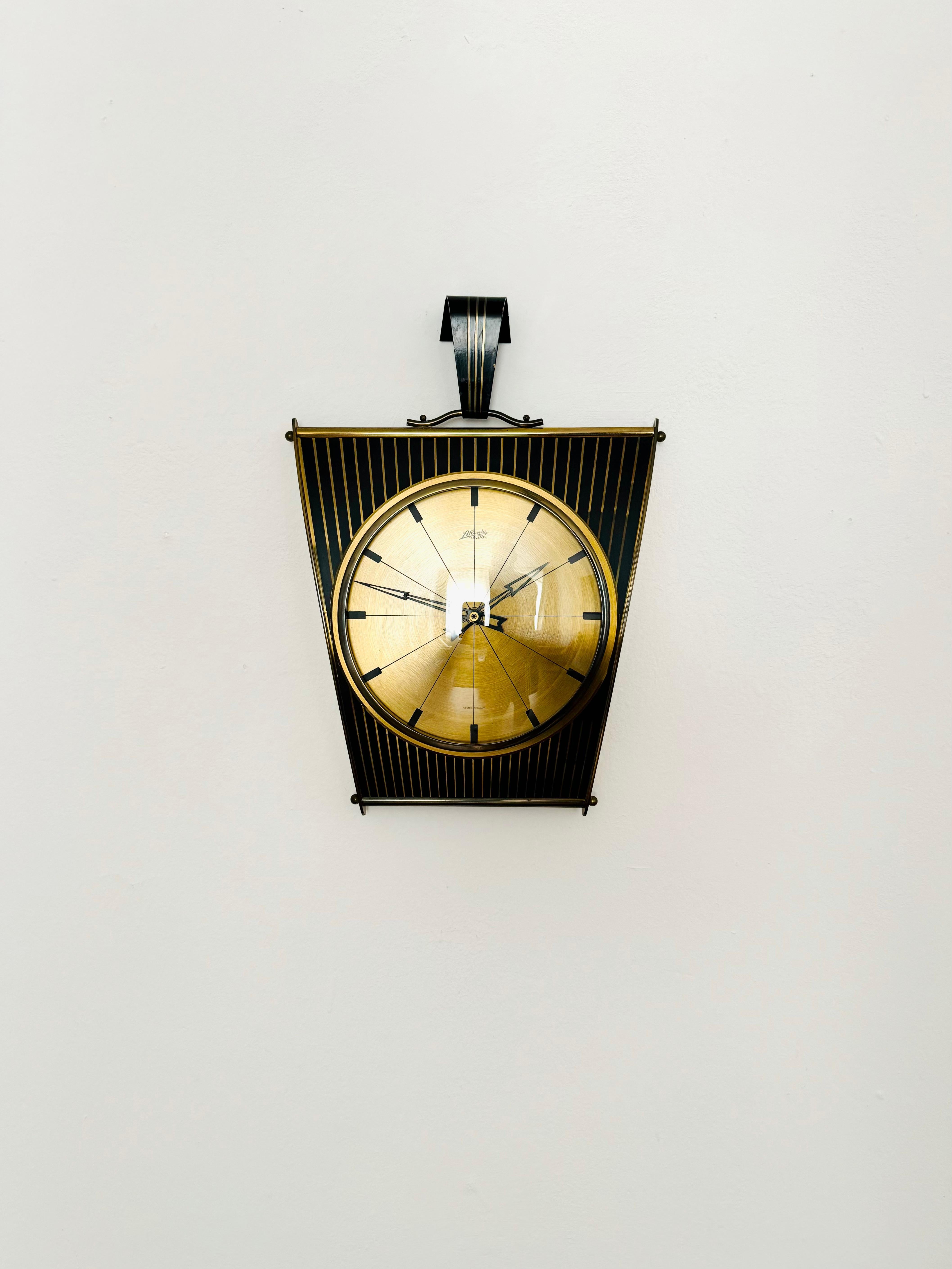 Splendido orologio da parete in ottone degli anni '50. 
Un design affascinante di Atlanta Electric, realizzato in modo eccellente.

Produttore: Atlanta Electric
Intorno al 1950

Condizioni:

Condizioni vintage molto buone con lievi segni di usura