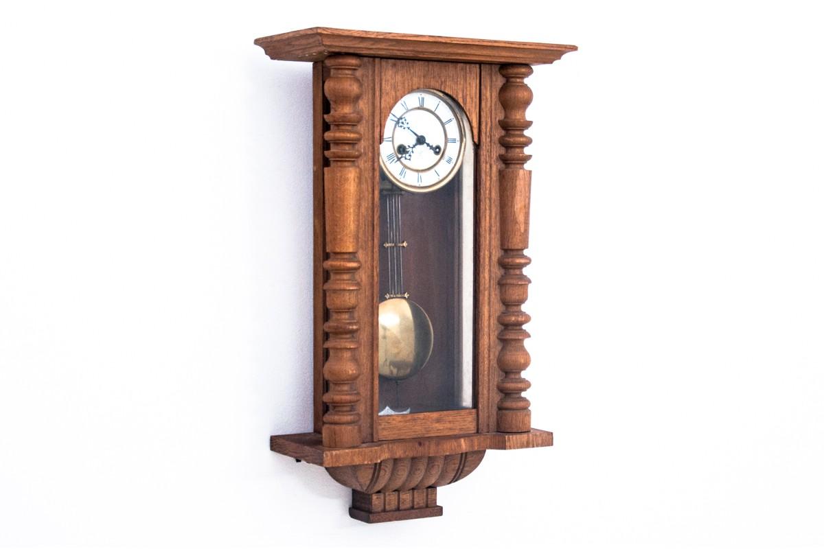 Antique wall clock from around 1910.

Dimensions: height 66 cm / width 40 cm / depth. 18 cm.