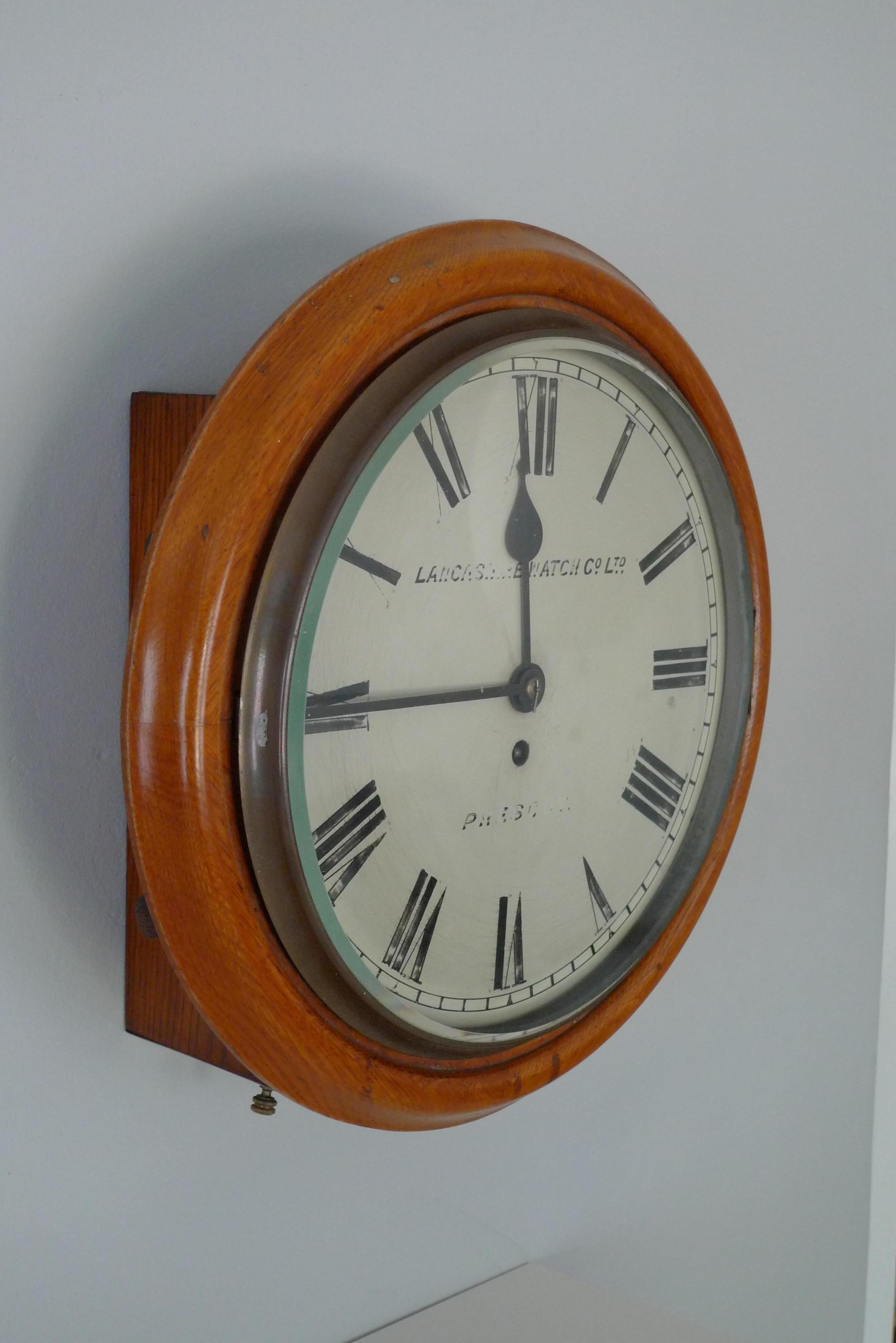 Biseauté Horloge murale de Lancashire Watch Co. provenant d'une gare, fin du 19e siècle. Livraison gratuite en vente