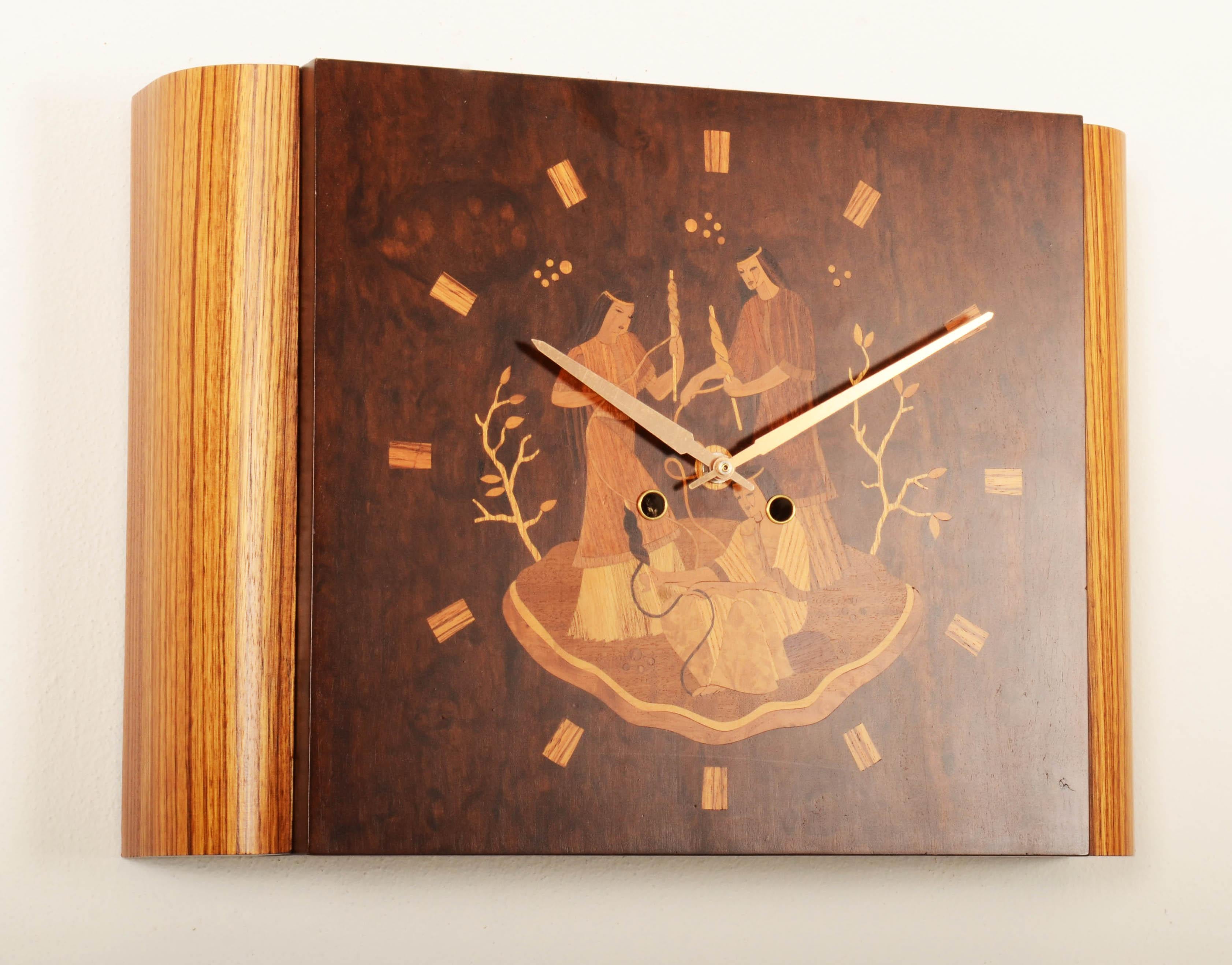 Suédois Horloge murale Mjolby Intarsia de la fin des années 1930 en vente
