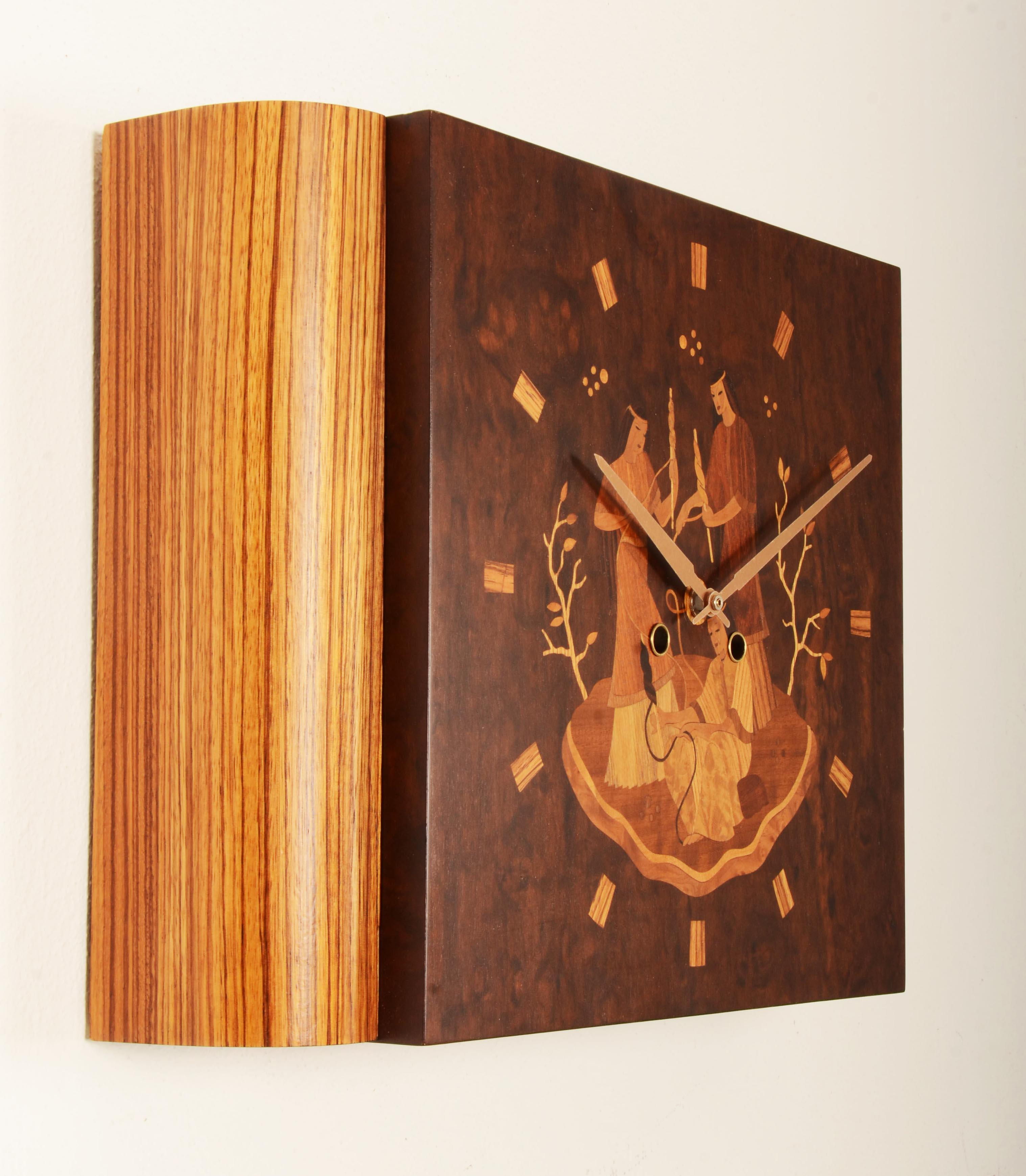 Horloge murale Mjolby Intarsia de la fin des années 1930 Bon état - En vente à Vienna, AT