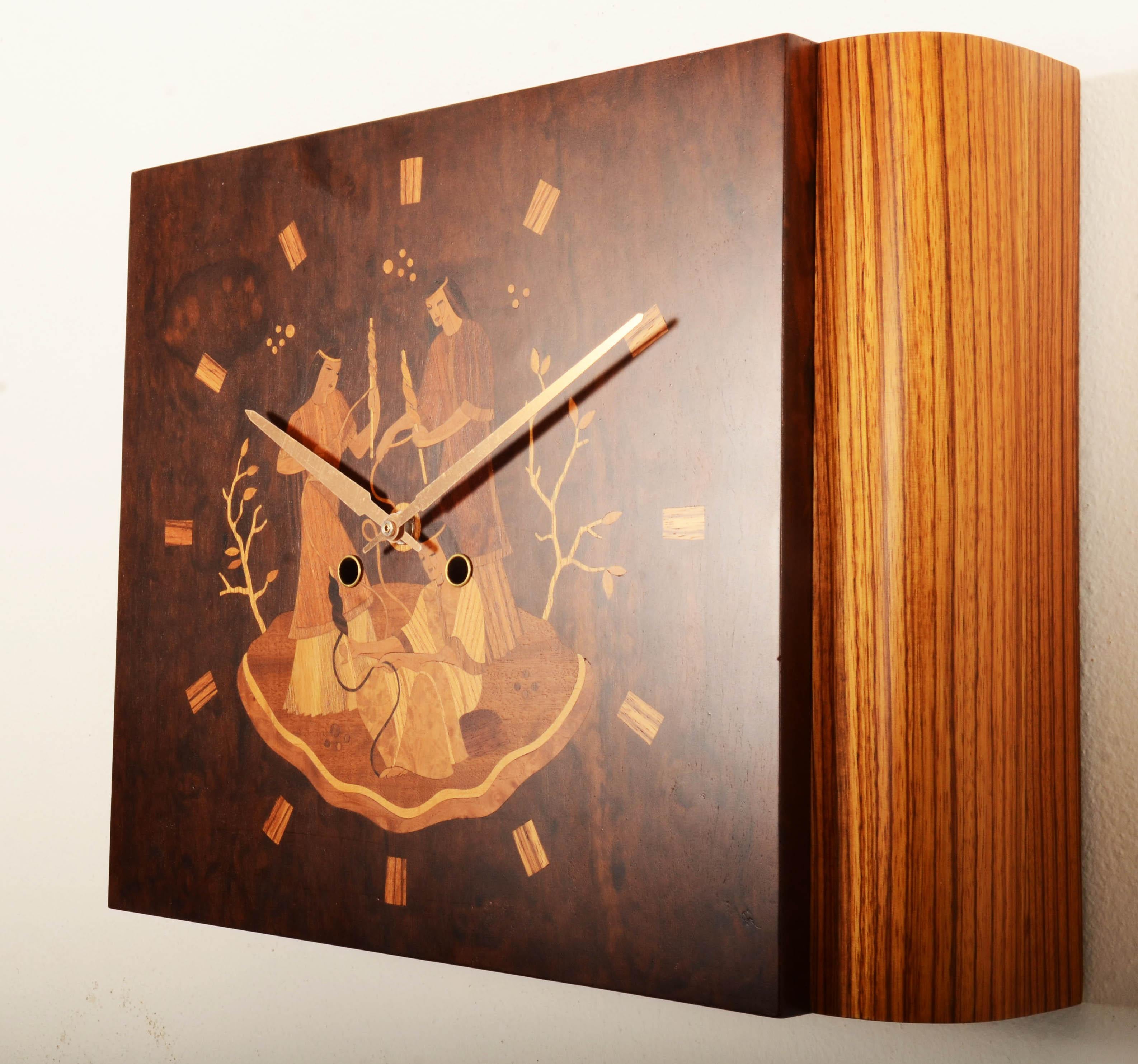 Milieu du XXe siècle Horloge murale Mjolby Intarsia de la fin des années 1930 en vente
