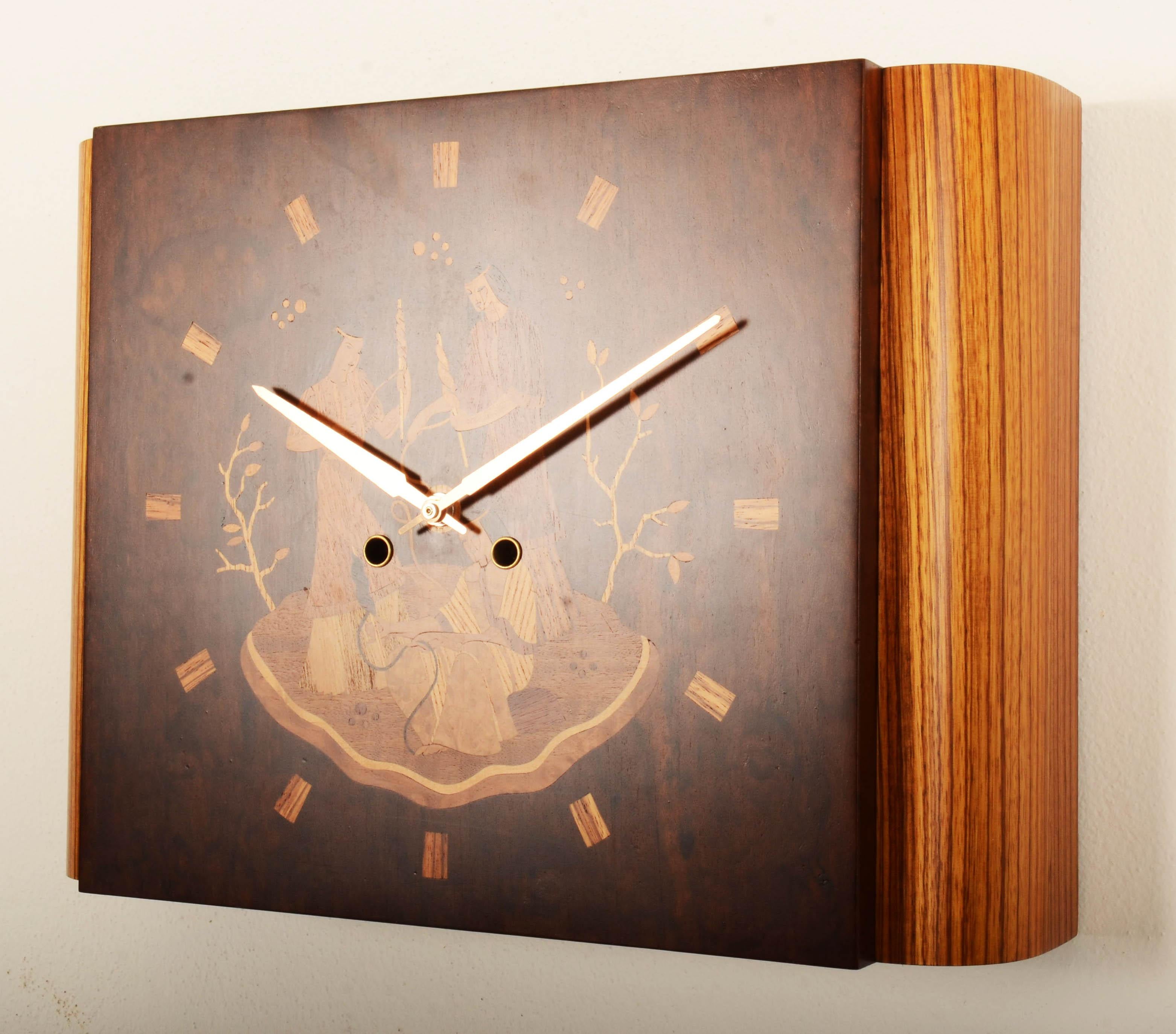 Bois tendre Horloge murale Mjolby Intarsia de la fin des années 1930 en vente