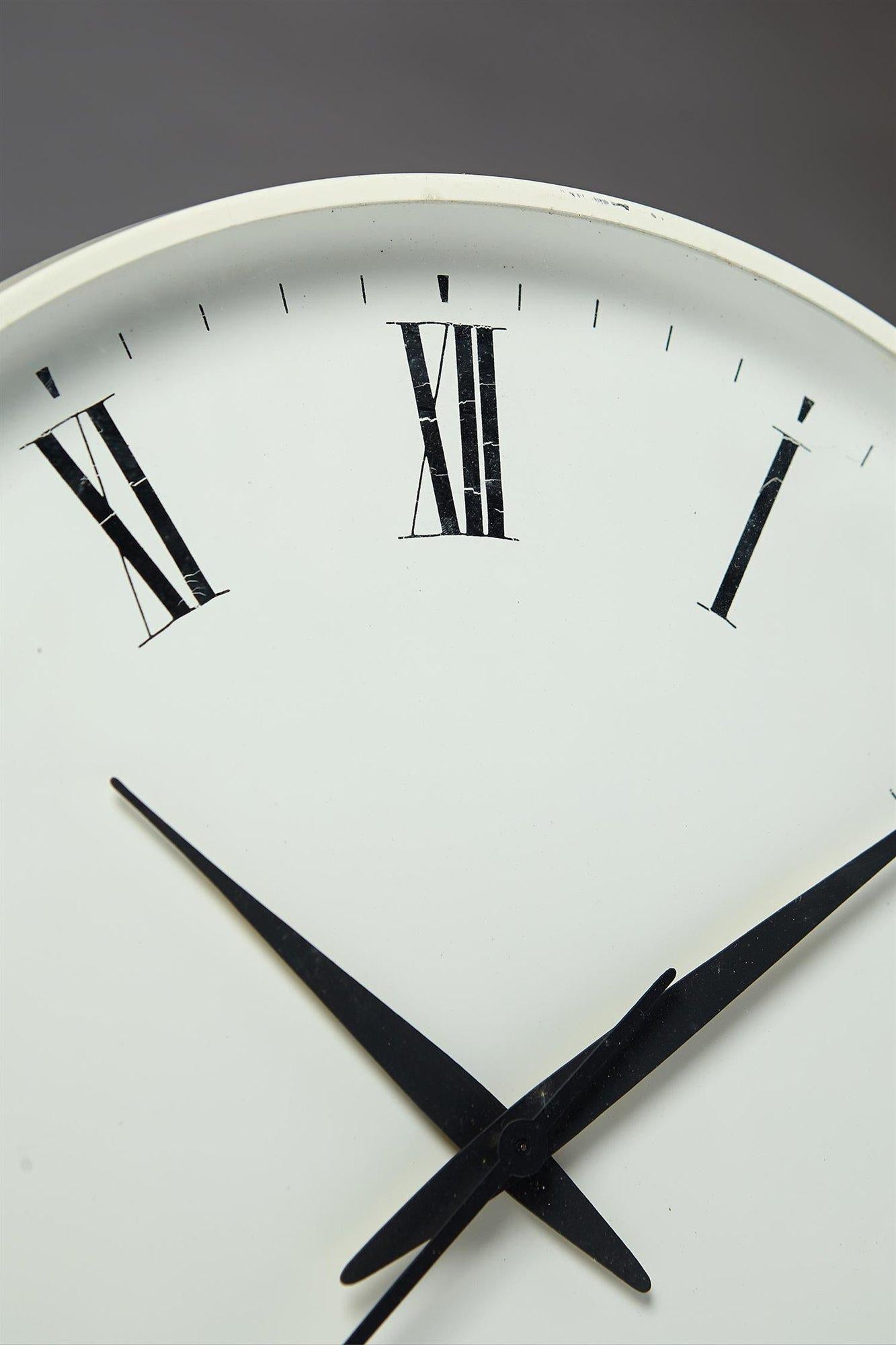 Wall clock, designed by Henning Koppel for Louis Poulsen, Denmark, 1950s.
Lacquered steel.

Measures: D 40 cm/ 15 3/4
