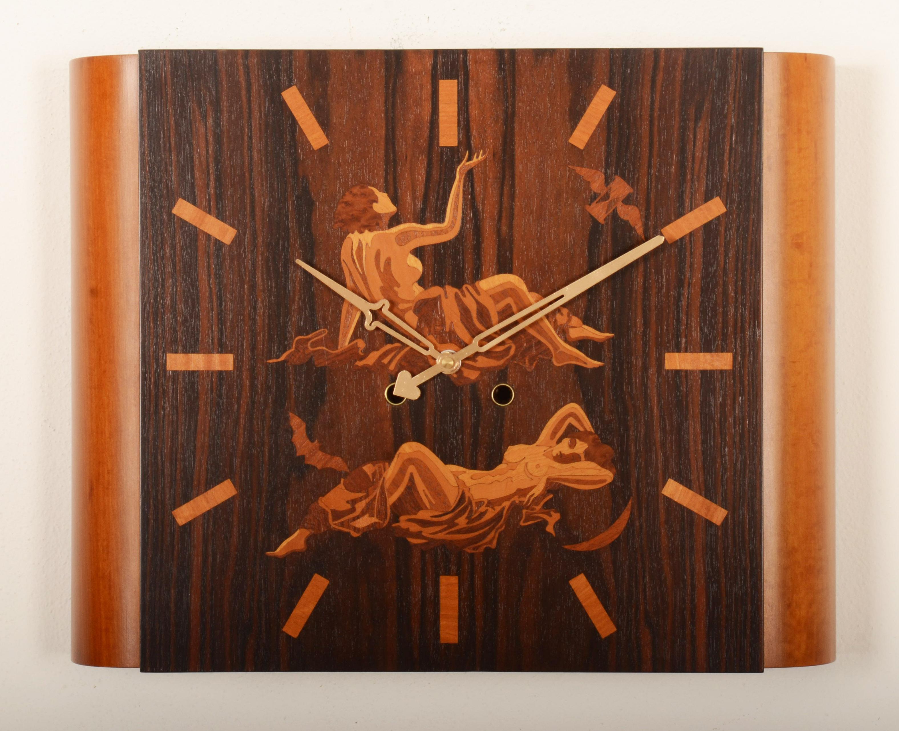 Une horloge murale originale en marqueterie 