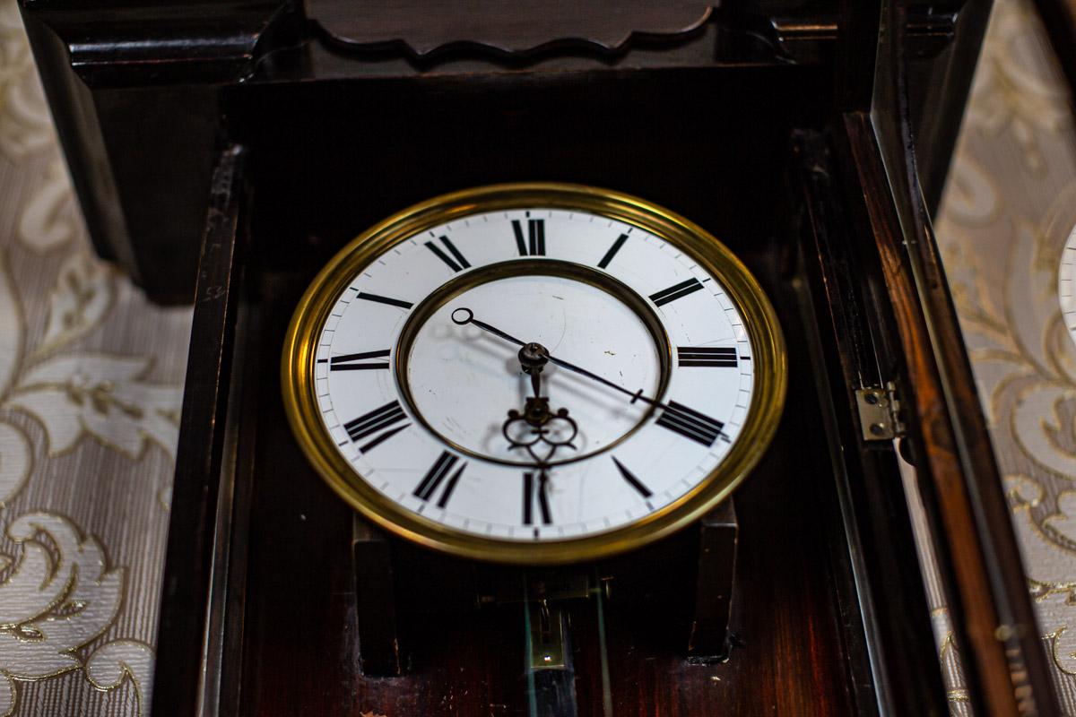 Wall Clock from the Late 19th Century in Black Glazed Wooden Case In Good Condition For Sale In Opole, PL