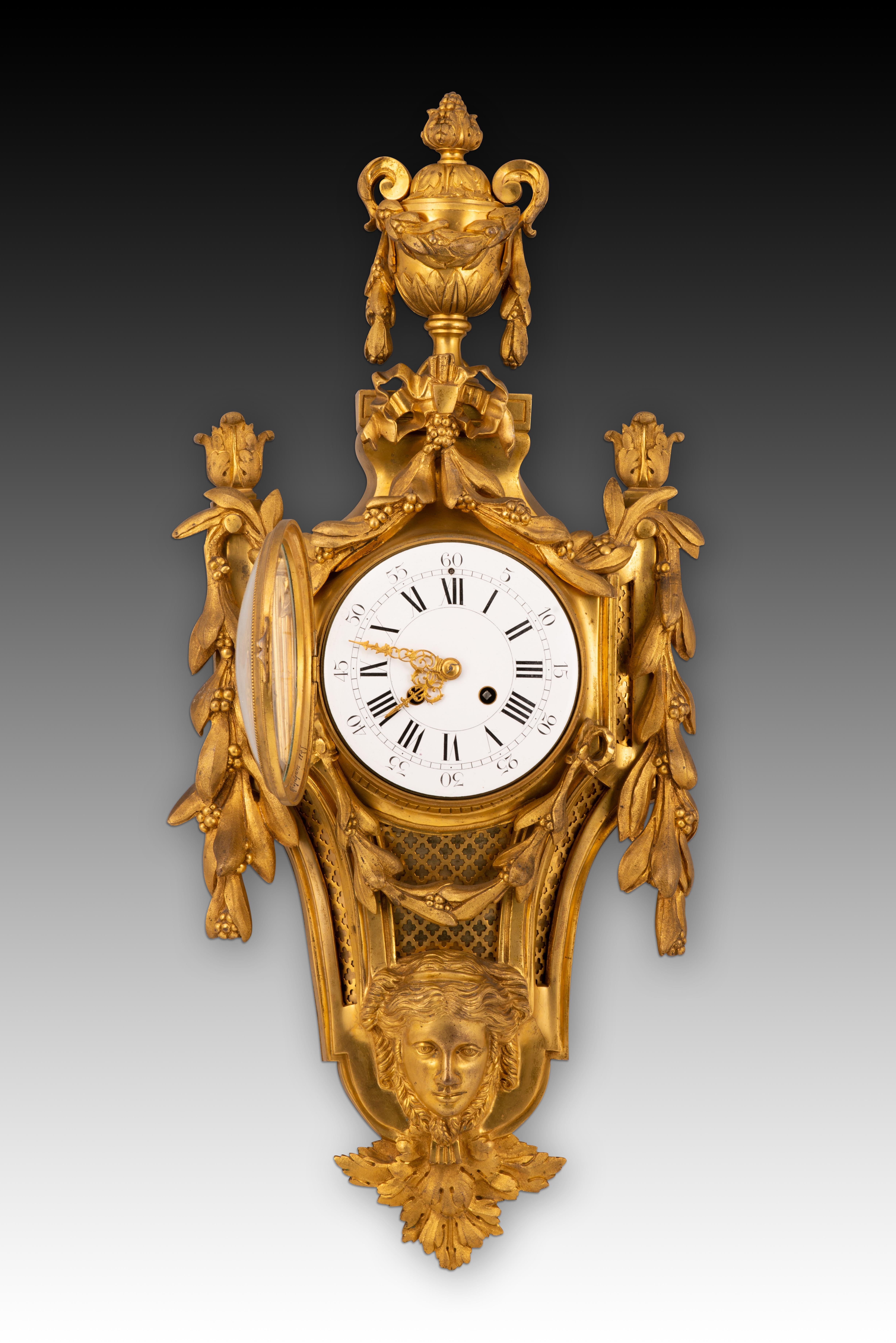 Wall clock. Gilt bronze. France, 19th century. 
Gilt bronze wall clock of the type known as a 